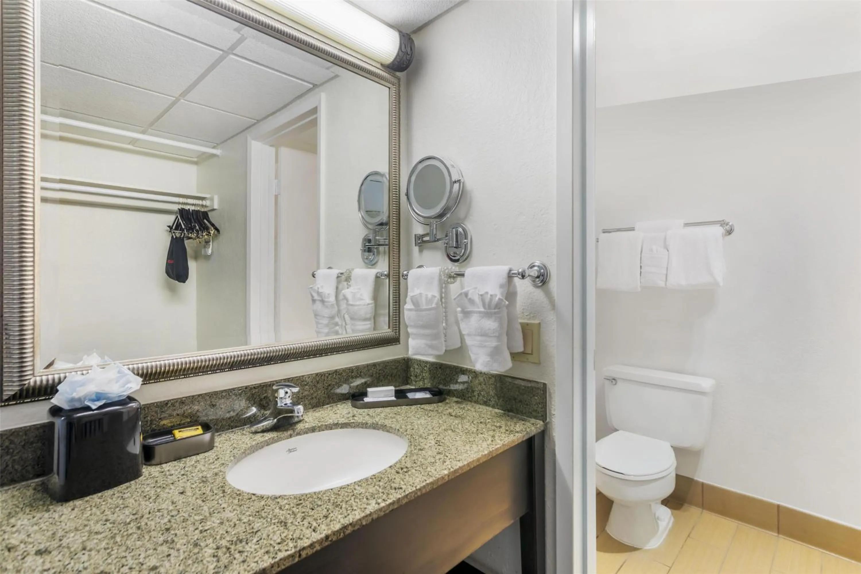 Bedroom in Best Western Plus Garden Court Inn