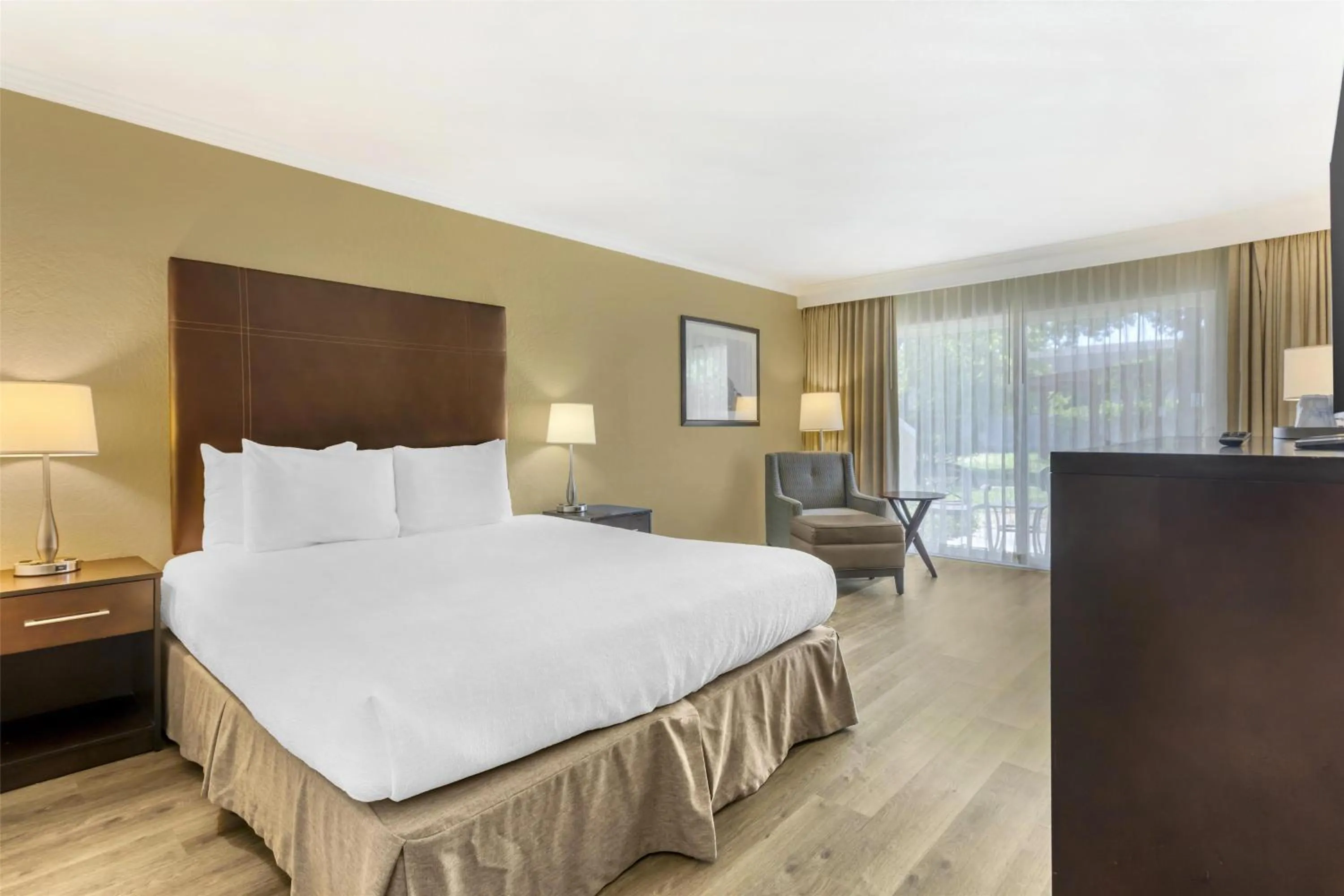 Bedroom, Bed in Best Western Plus Garden Court Inn