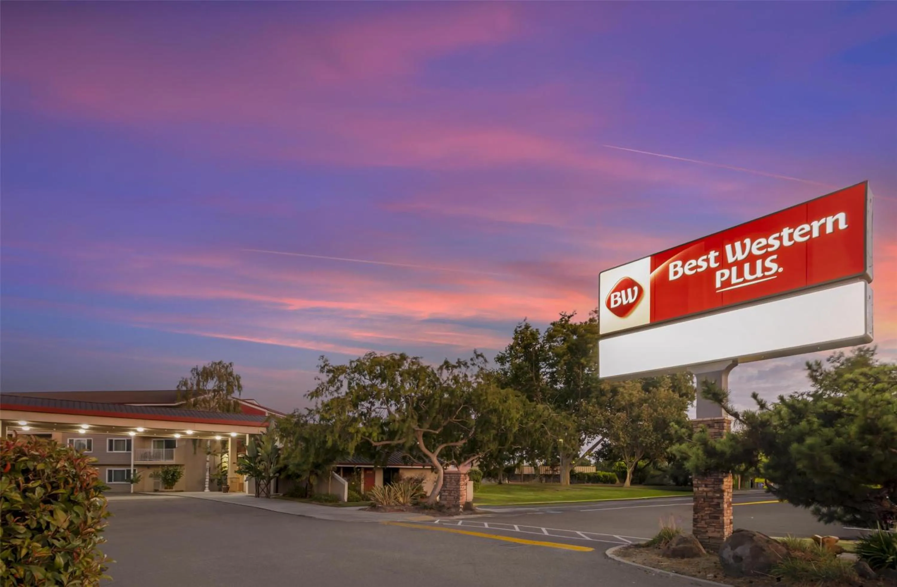 Property building in Best Western Plus Garden Court Inn