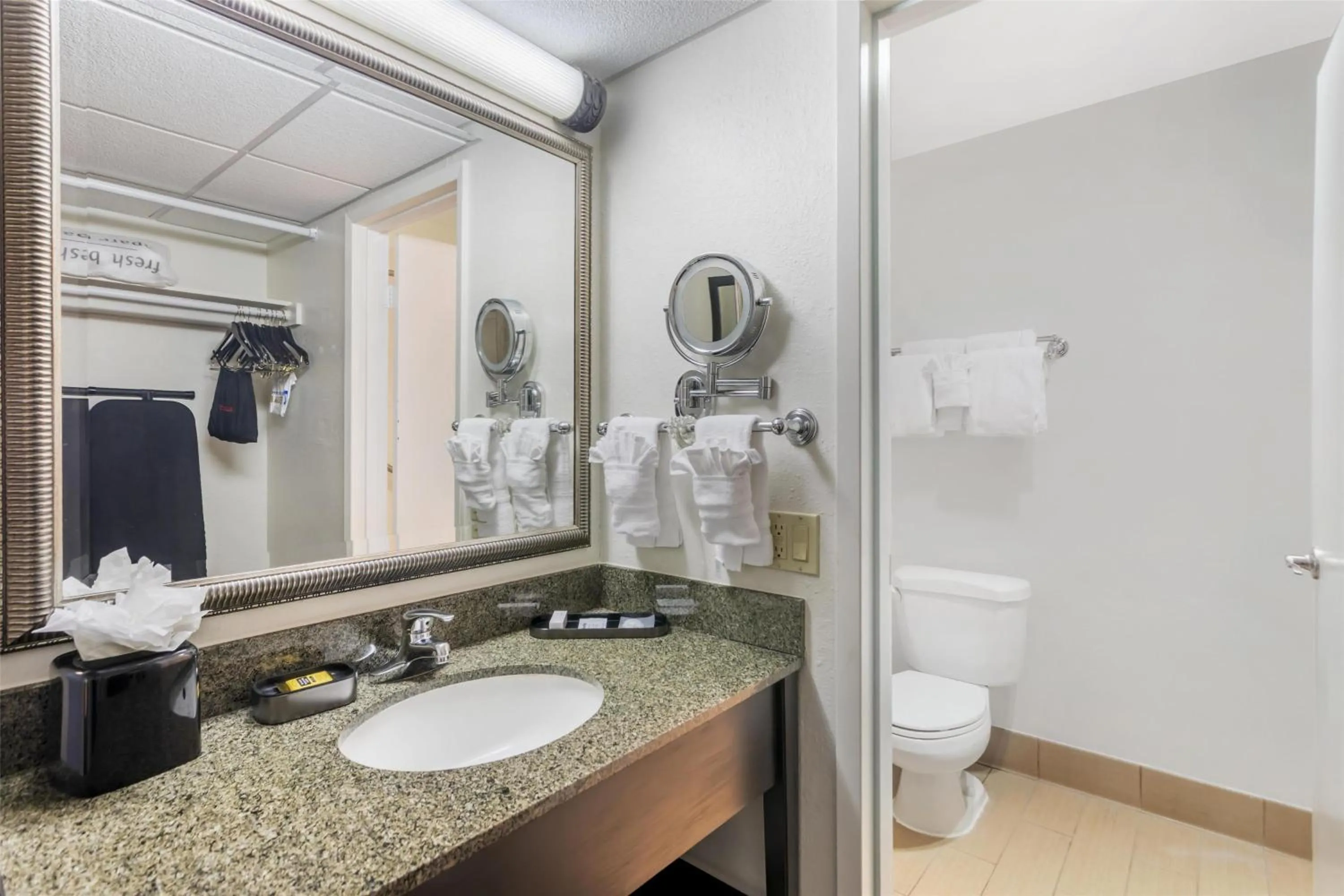 Bedroom in Best Western Plus Garden Court Inn