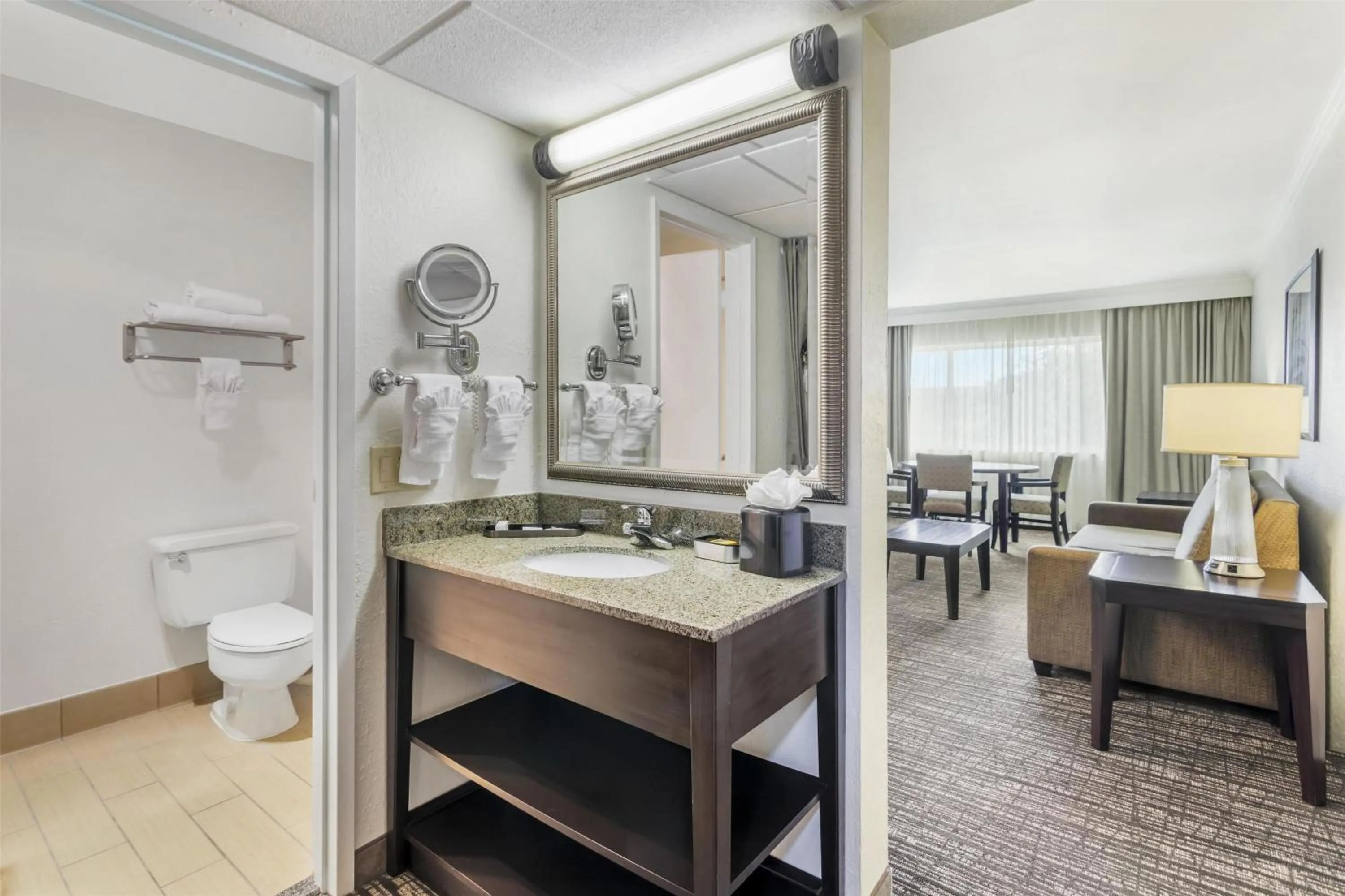 Bedroom in Best Western Plus Garden Court Inn