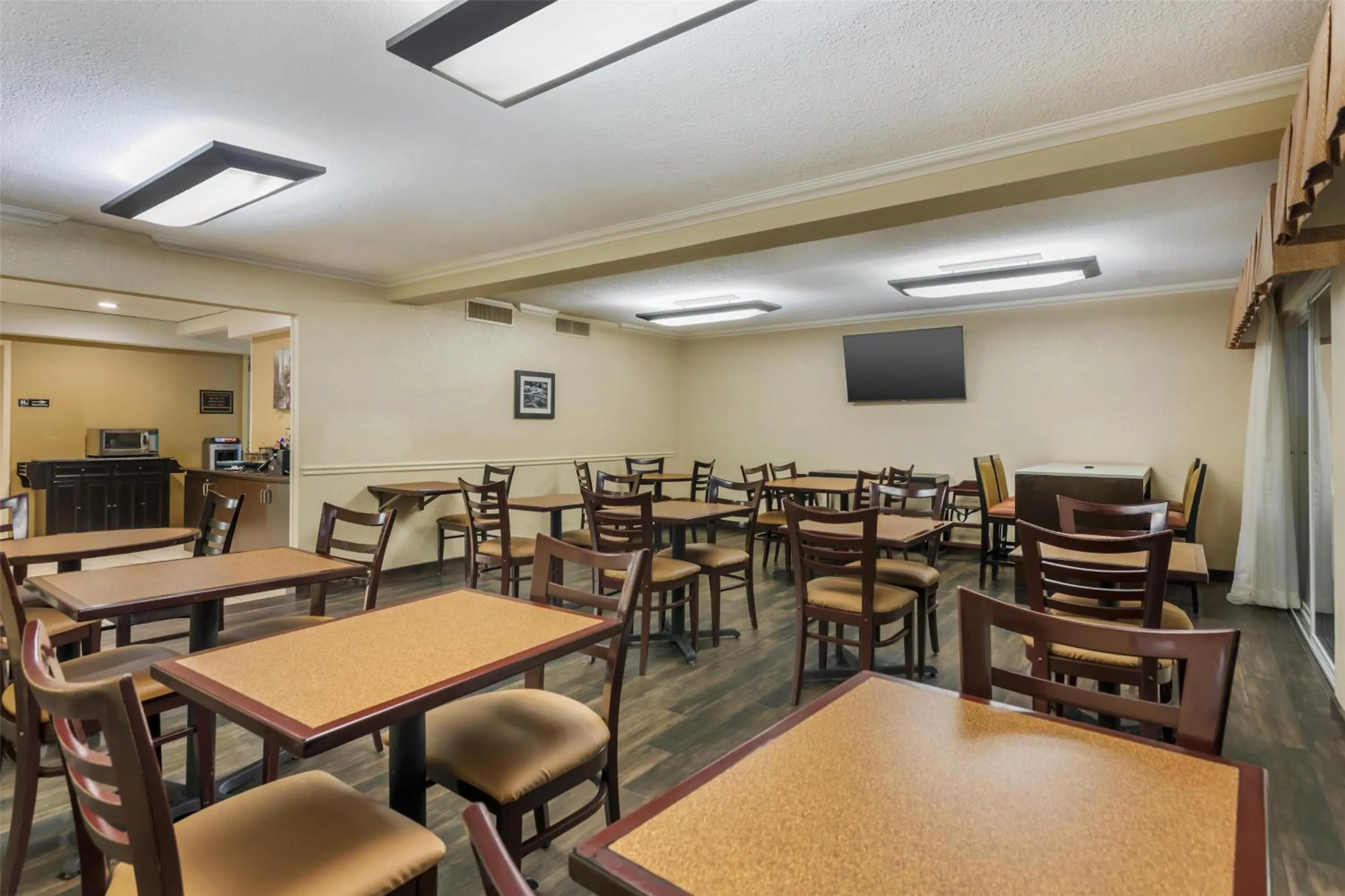 Breakfast in Best Western Plus Garden Court Inn