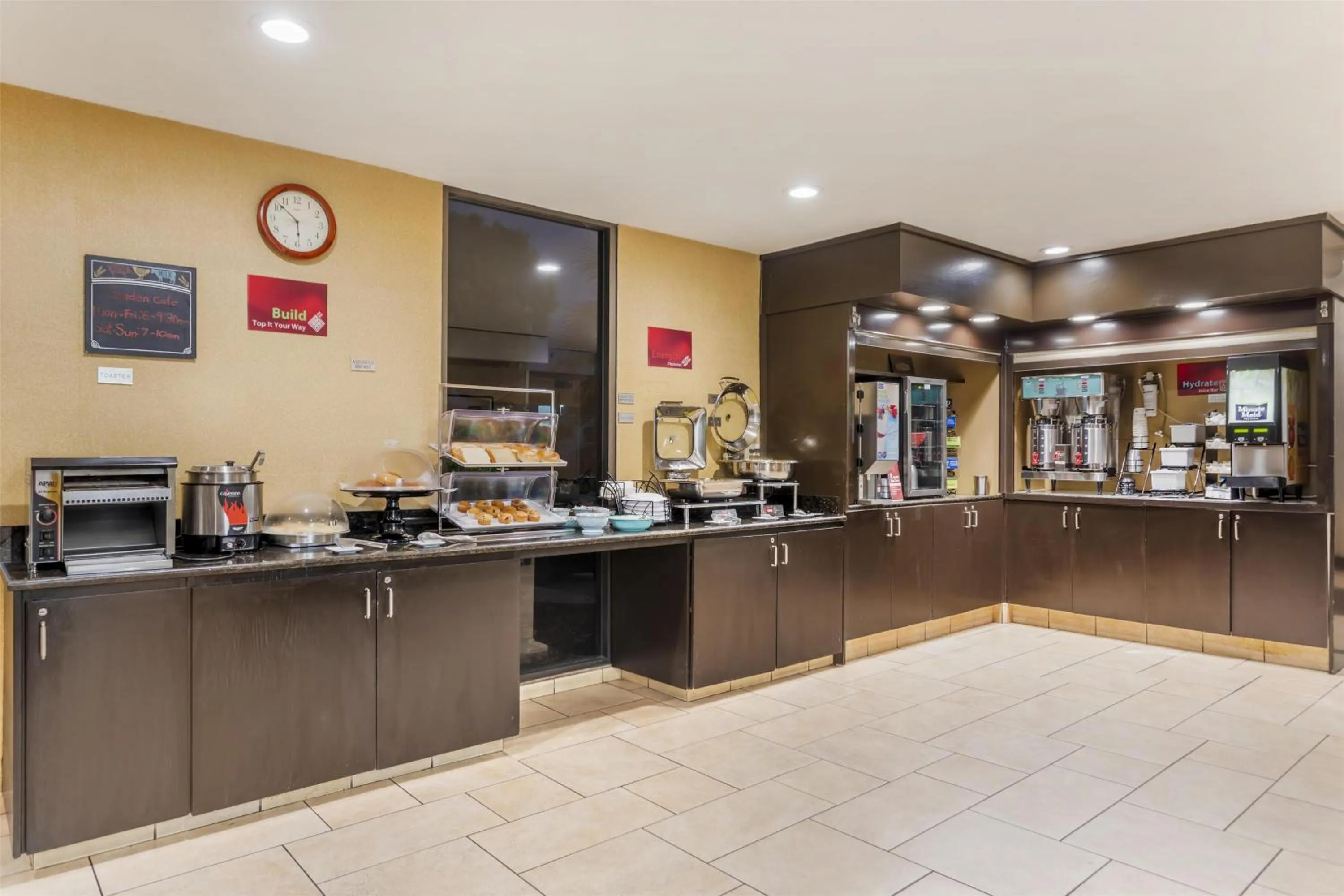 Breakfast in Best Western Plus Garden Court Inn