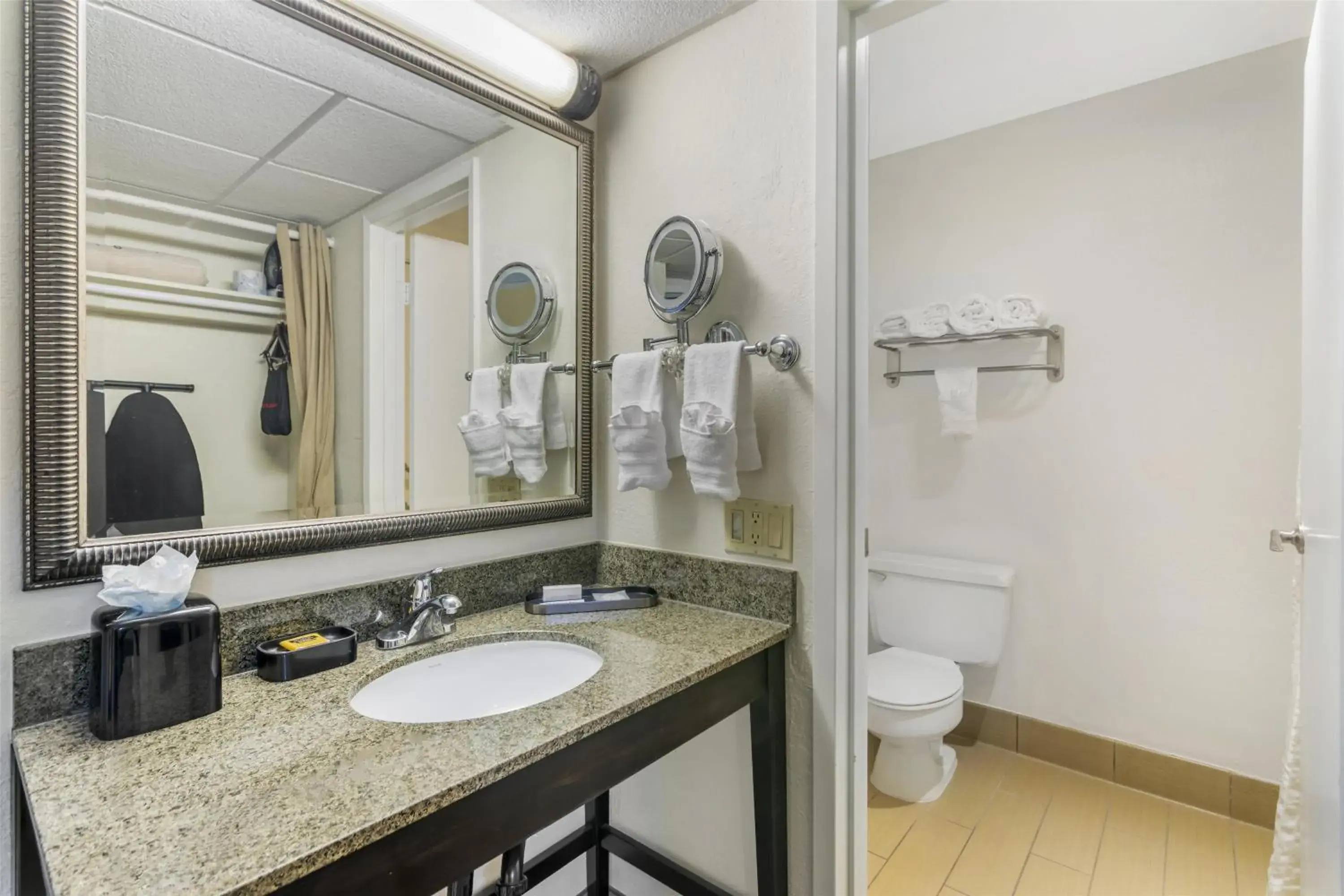 Bedroom in Best Western Plus Garden Court Inn Bedroom in Best Western Plus Garden Court Inn