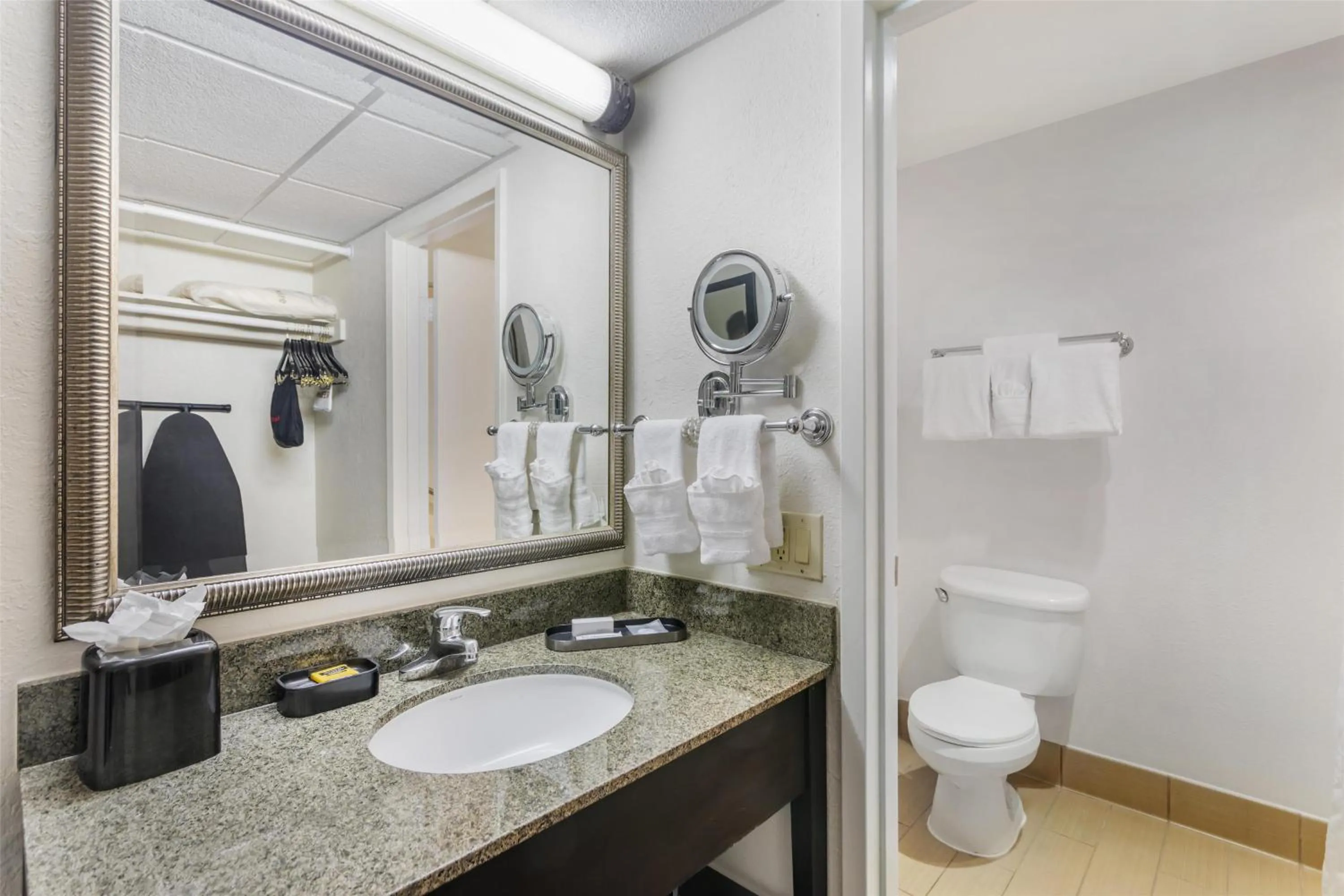 Bedroom in Best Western Plus Garden Court Inn