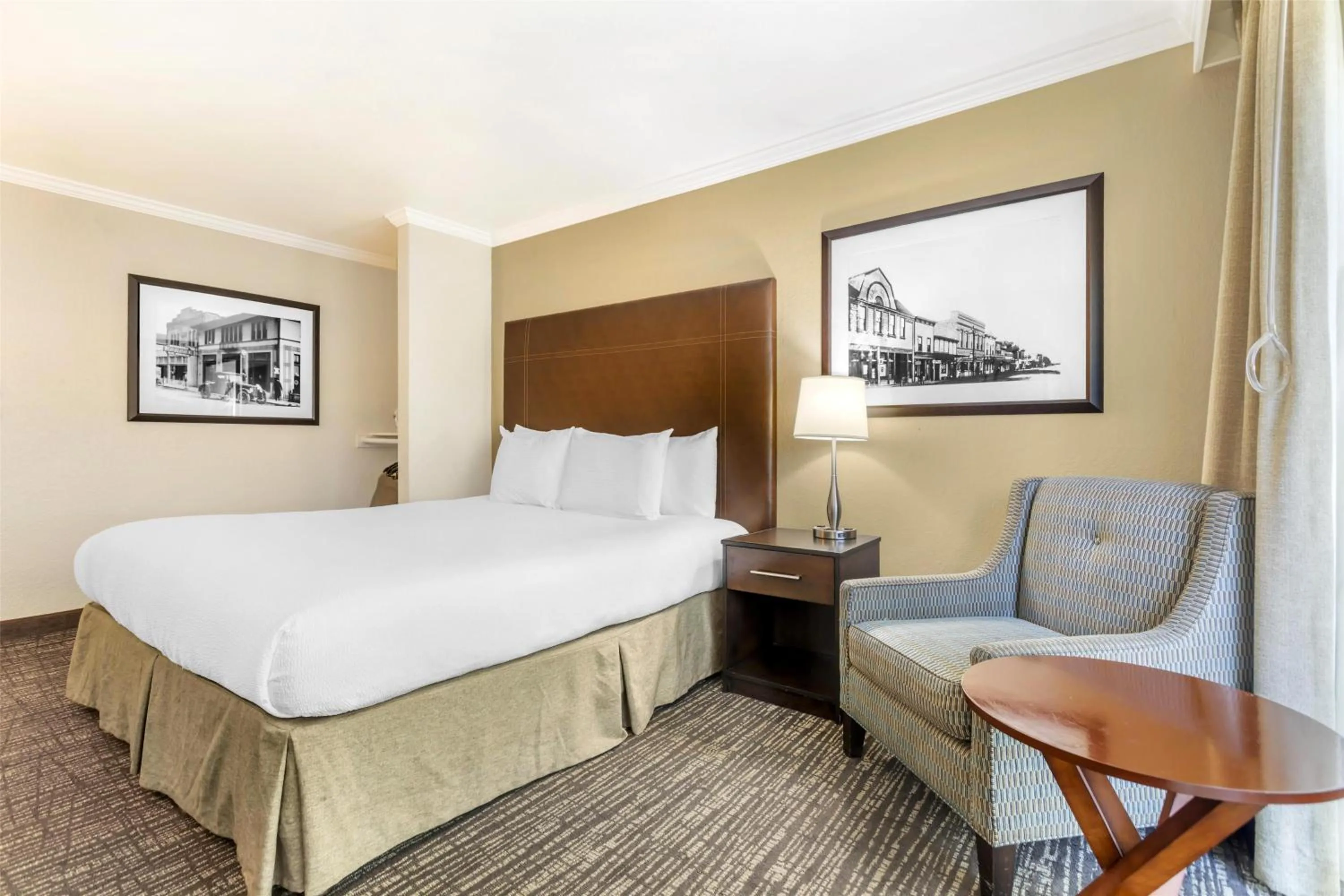 Bedroom, Bed in Best Western Plus Garden Court Inn