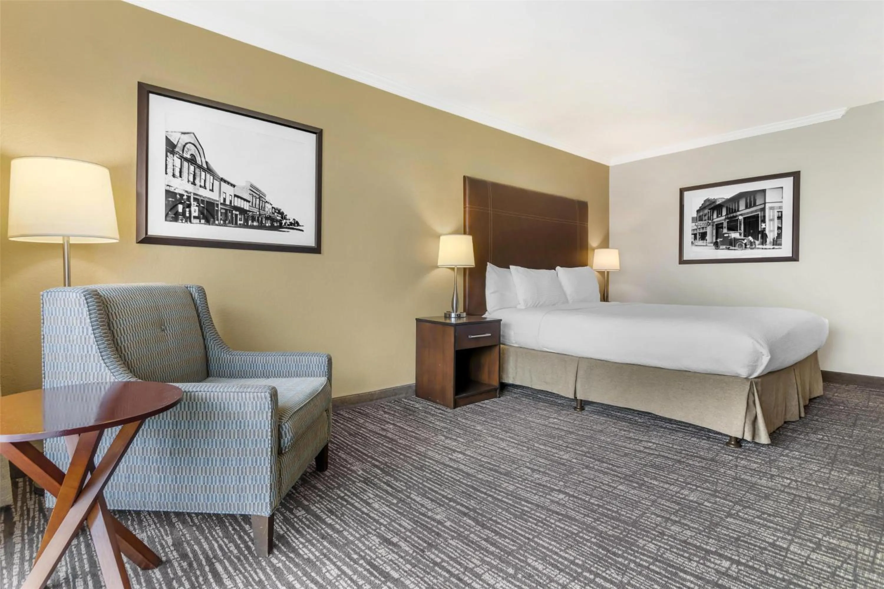 Bedroom, Bed in Best Western Plus Garden Court Inn