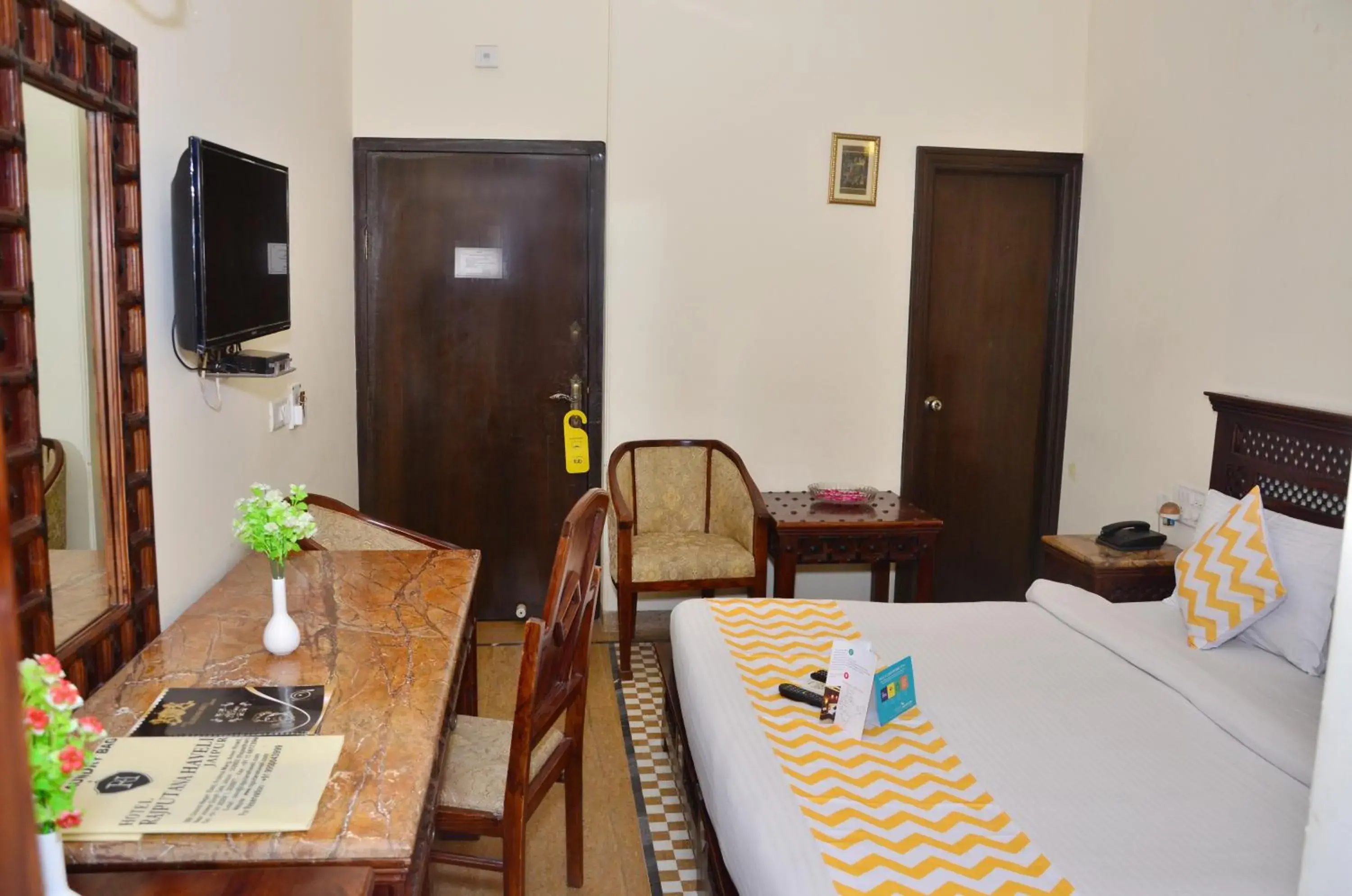 TV and multimedia, Bed in Rajputana Haveli - Jaipur TV and multimedia, Bed in Rajputana Haveli - Jaipur