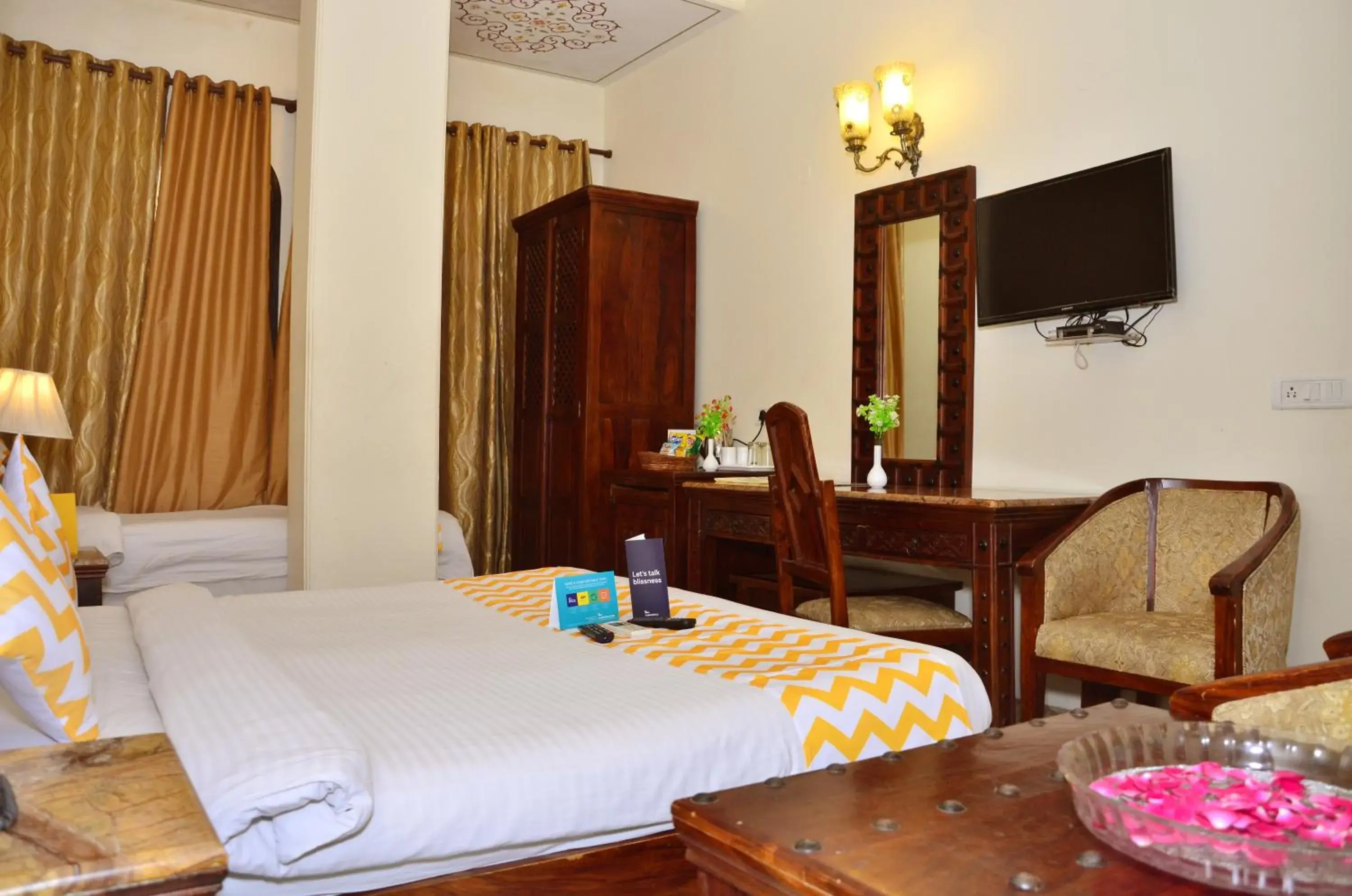 TV and multimedia, Bed in Rajputana Haveli - Jaipur TV and multimedia, Bed in Rajputana Haveli - Jaipur