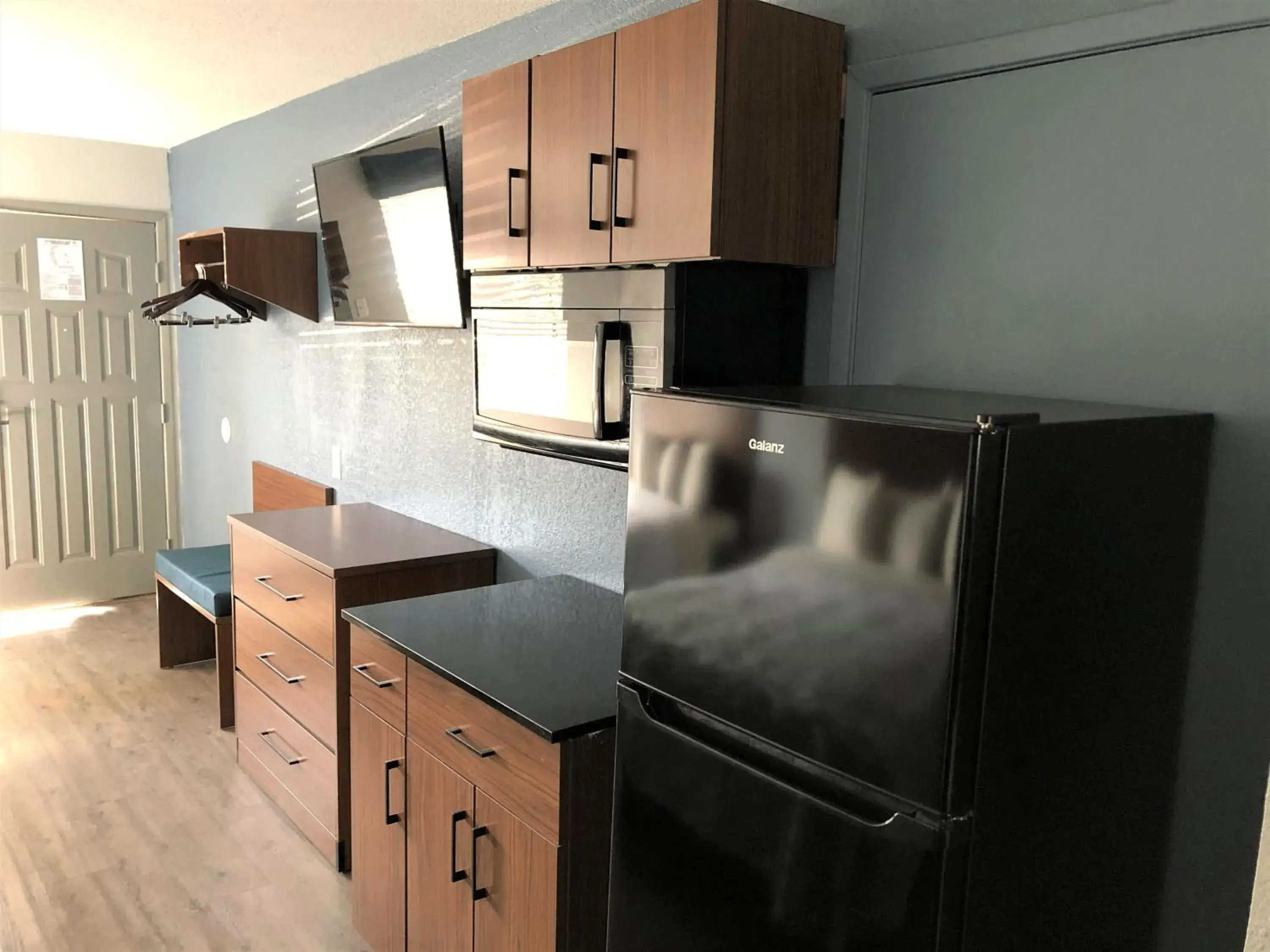 Studio King Room Non-Smoking in HomeTowne Studios by Red Roof San Antonio E - Frost Bank Center Studio King Room Non-Smoking in HomeTowne Studios by Red Roof San Antonio E - Frost Bank Center