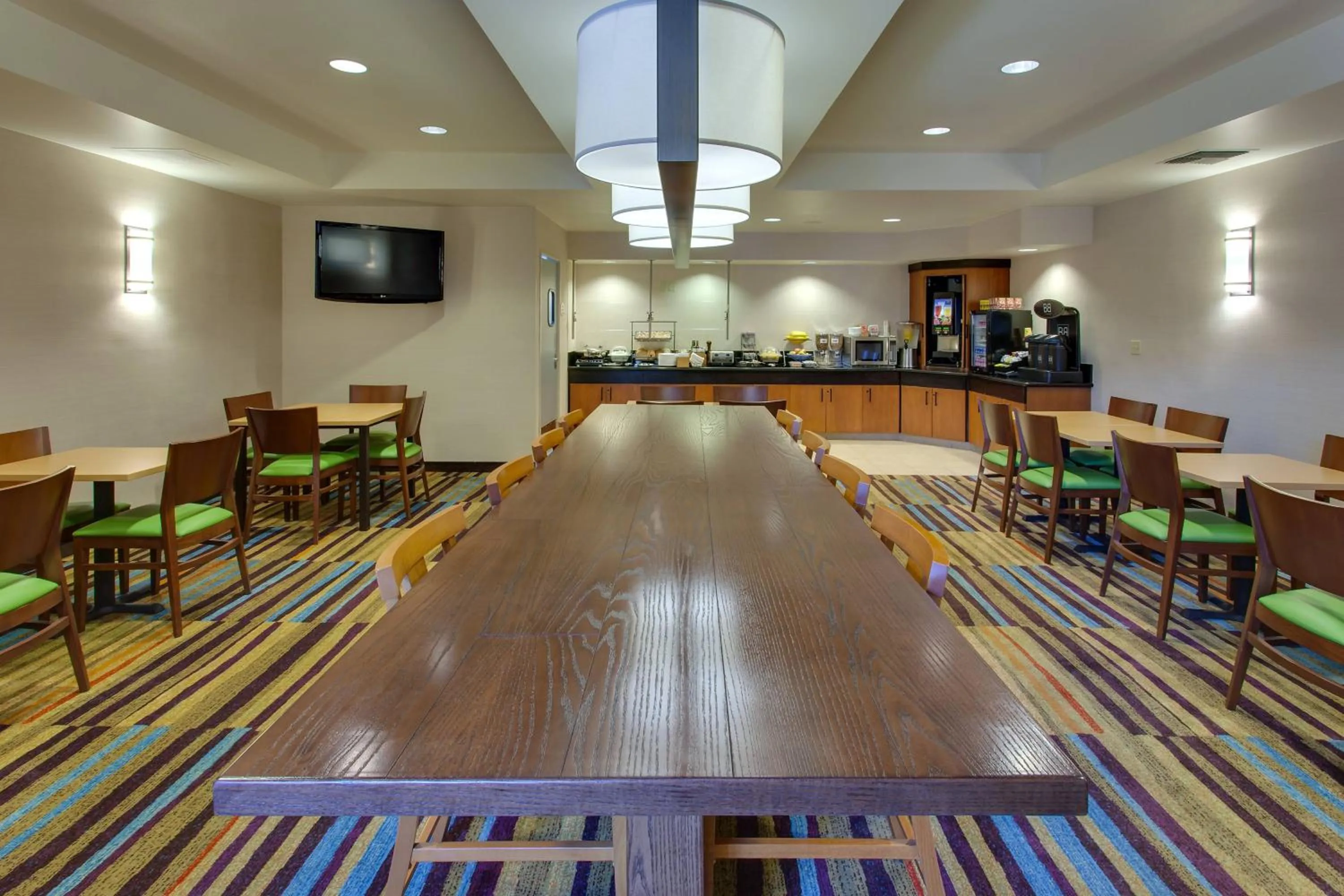 Breakfast in Fairfield Inn & Suites by Marriott San Francisco Airport