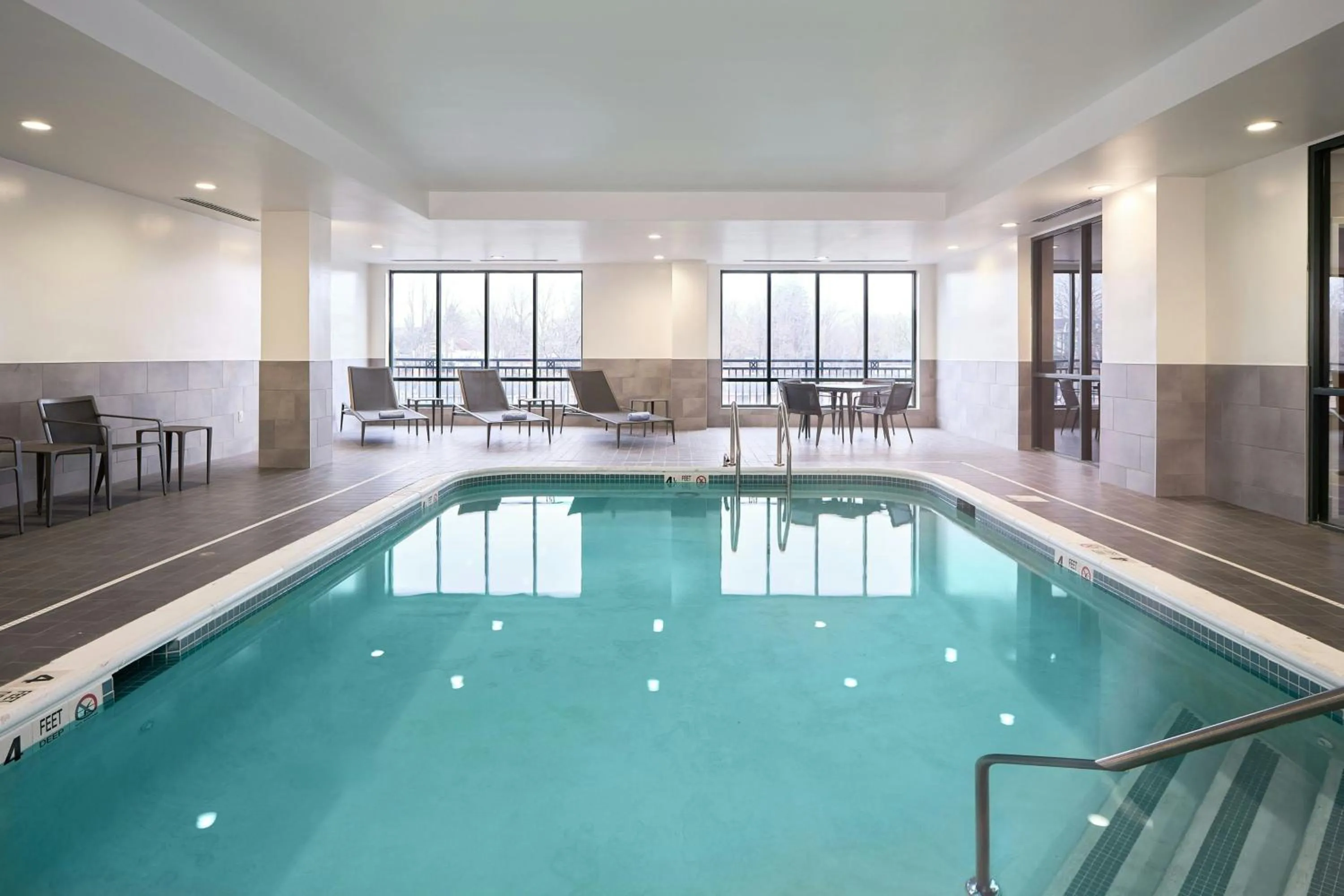 Swimming pool in Courtyard by Marriott Saratoga Springs