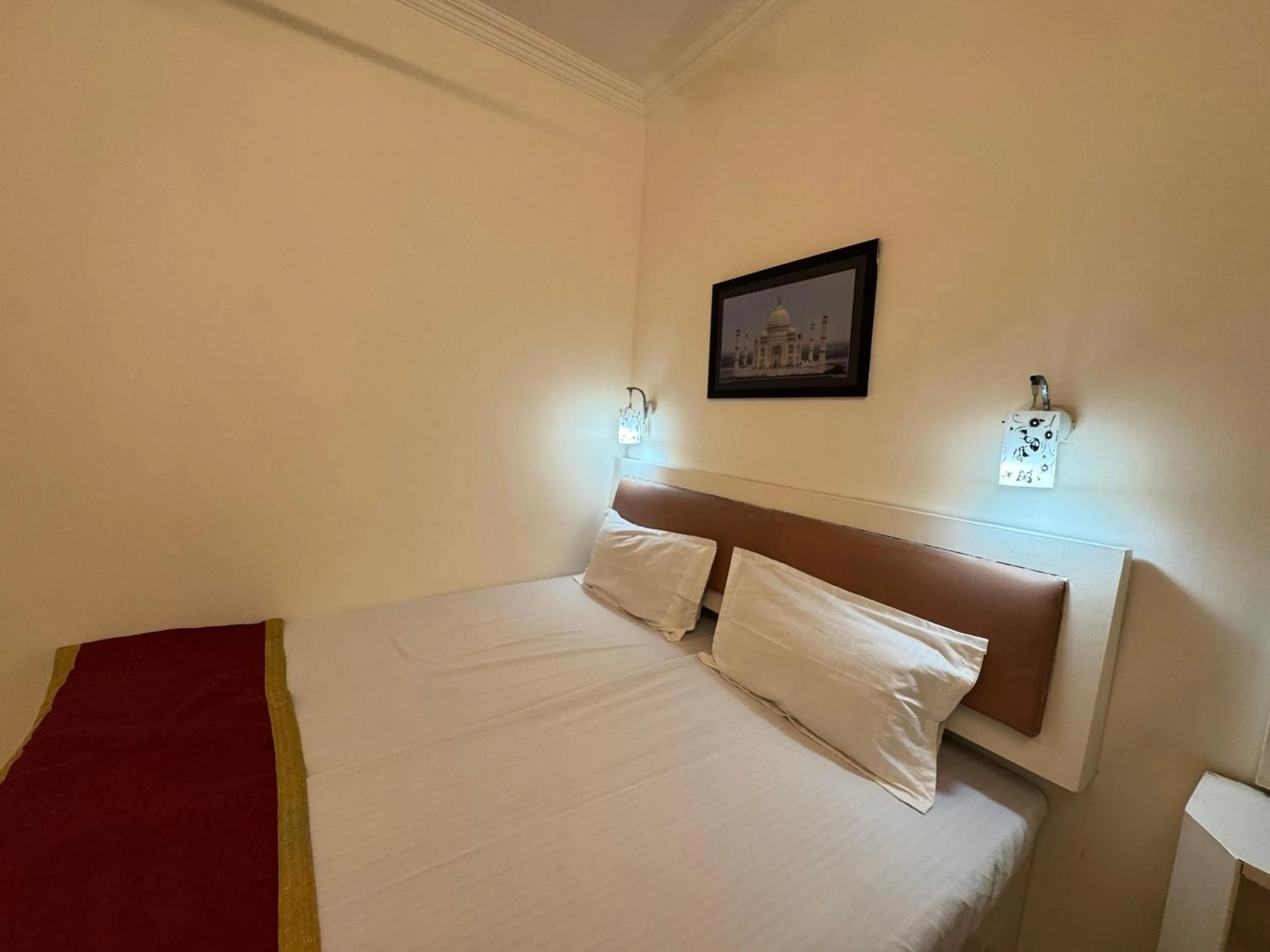 Bed in Hotel Kamal Nearest To Taj Mahal