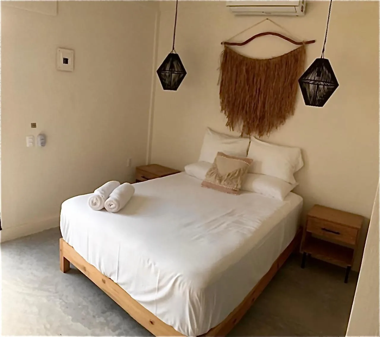 Bed in Black flamingo