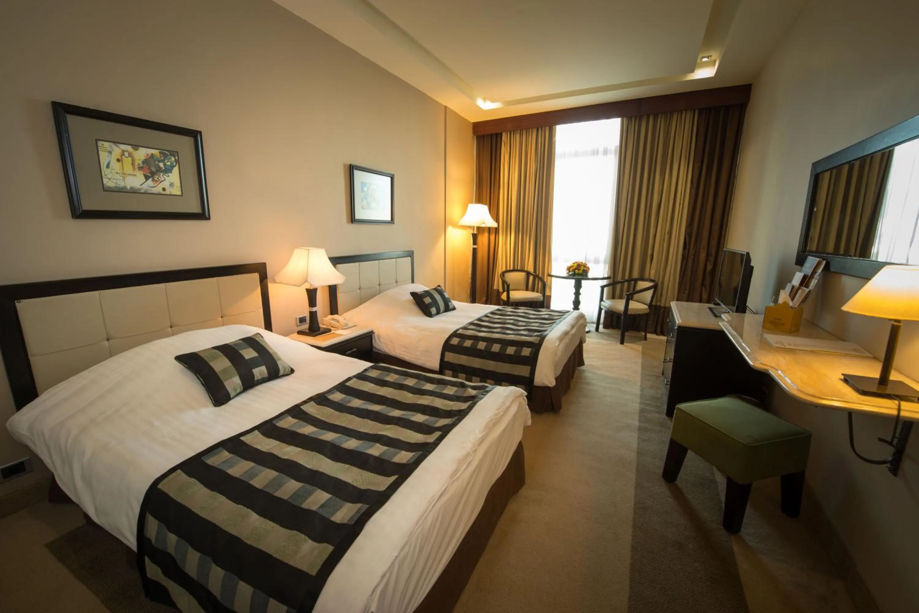 Bedroom, Bed in Century Park Hotel