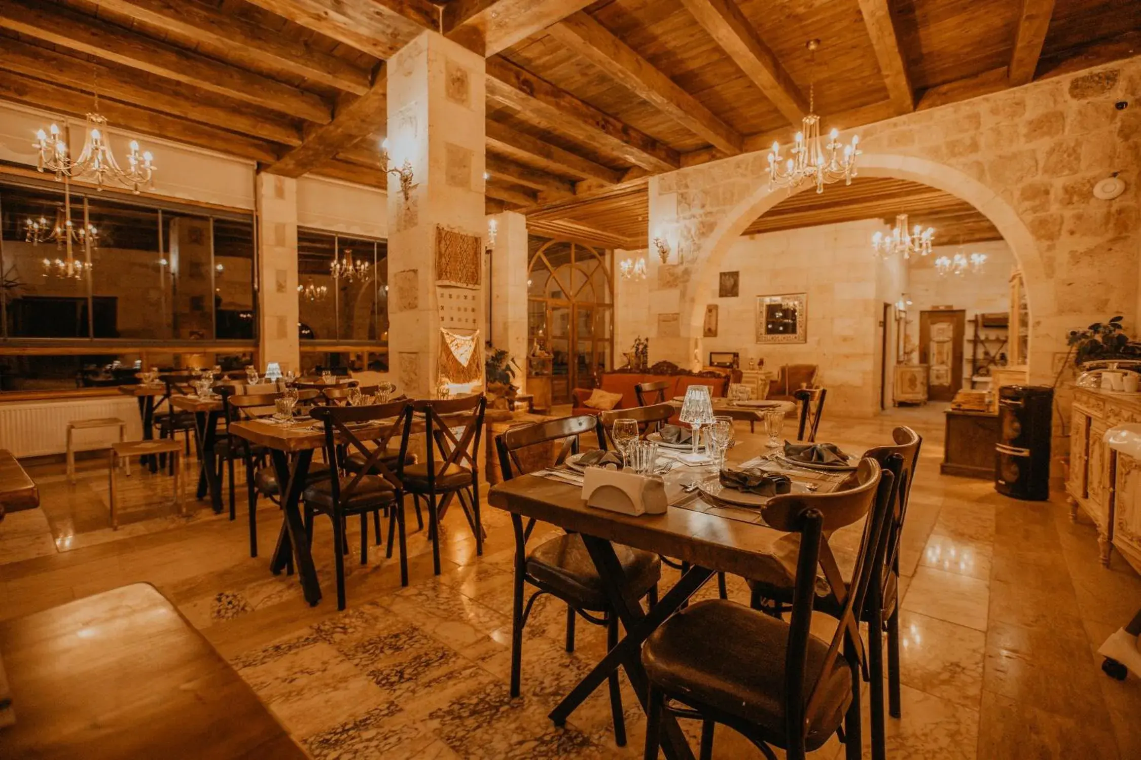 Restaurant/places to eat in Serenus Cave Suites Restaurant/places to eat in Serenus Cave Suites