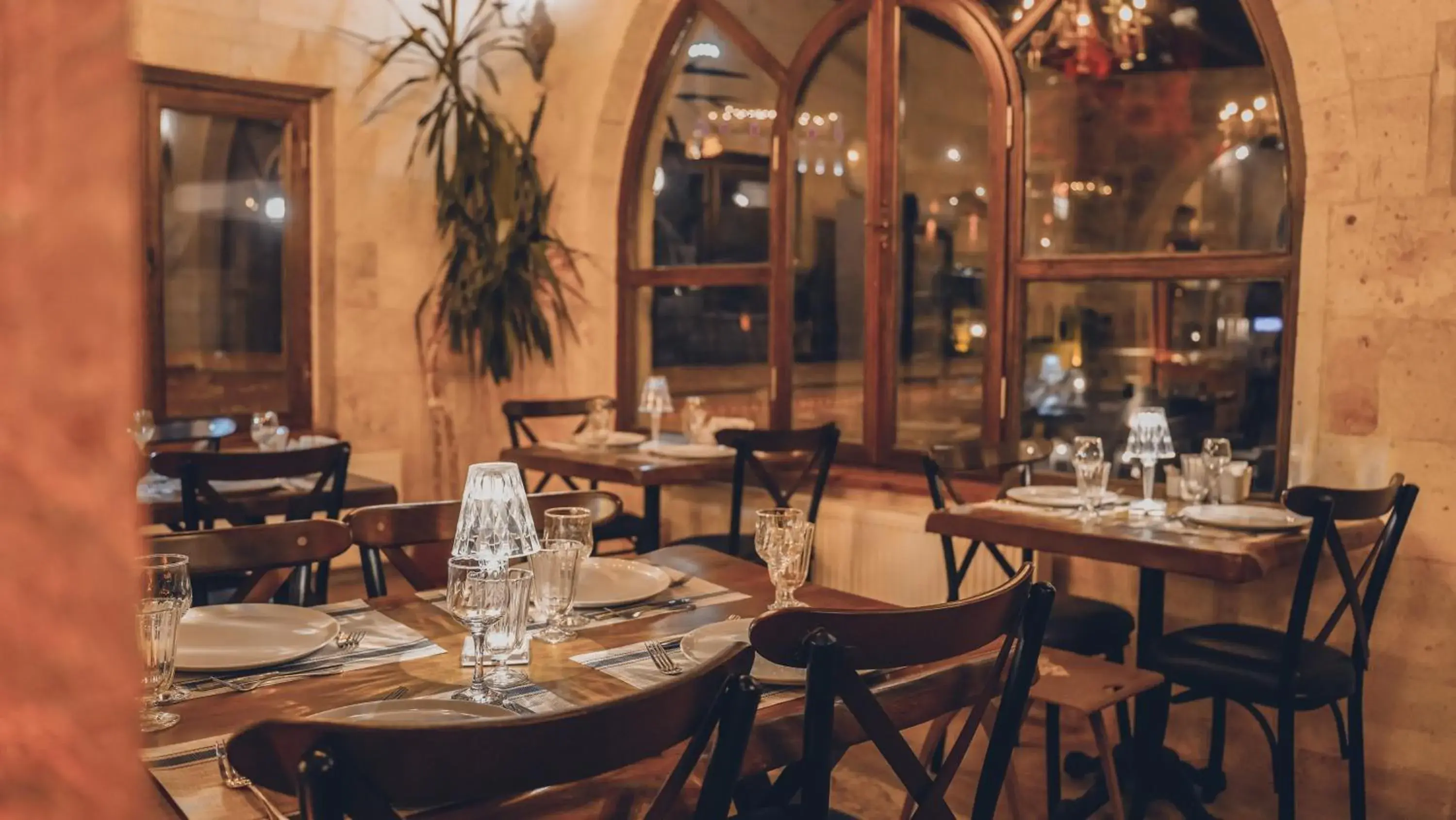 Restaurant/places to eat in Serenus Cave Suites Restaurant/places to eat in Serenus Cave Suites