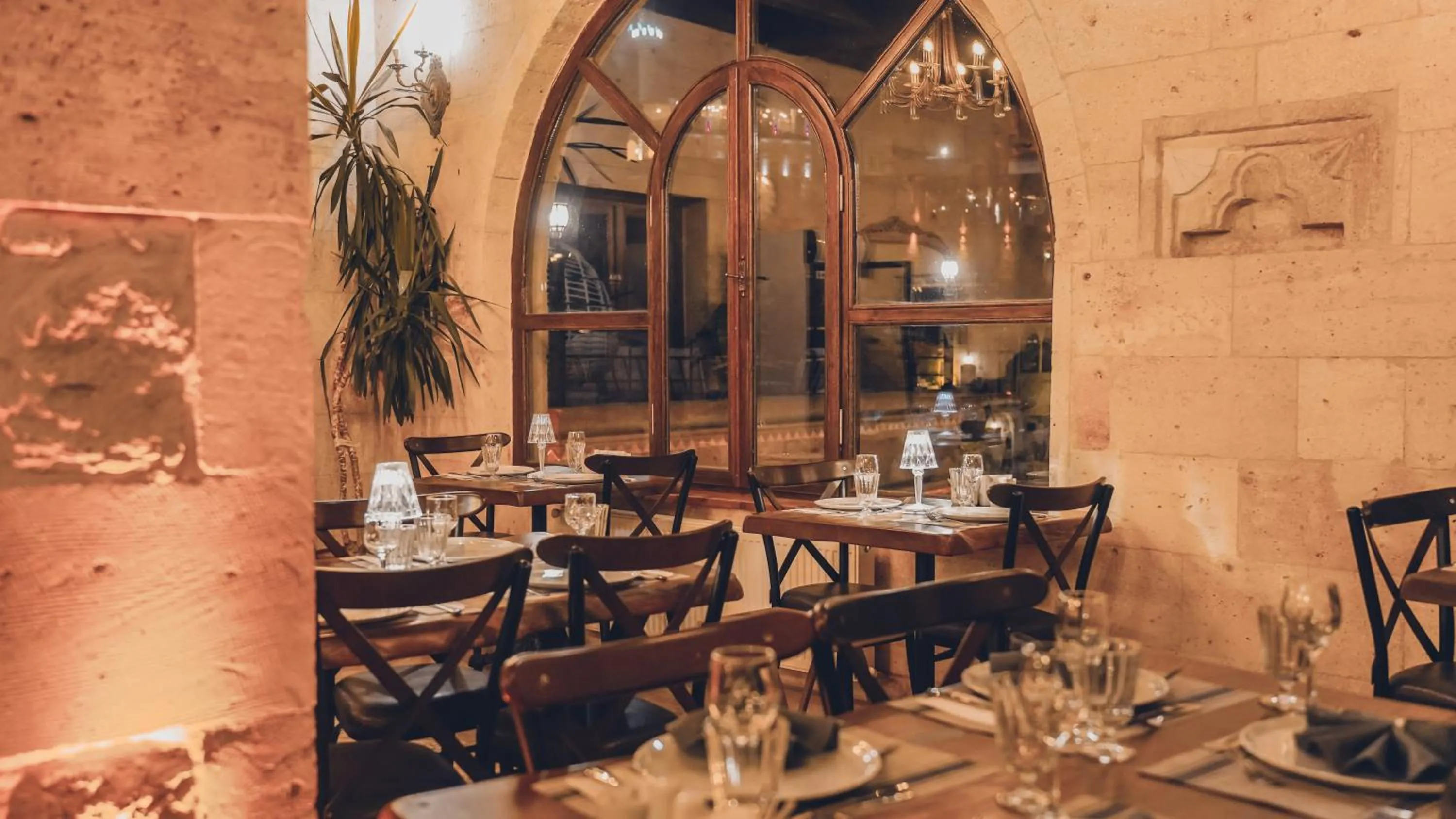 Restaurant/places to eat in Serenus Cave Suites