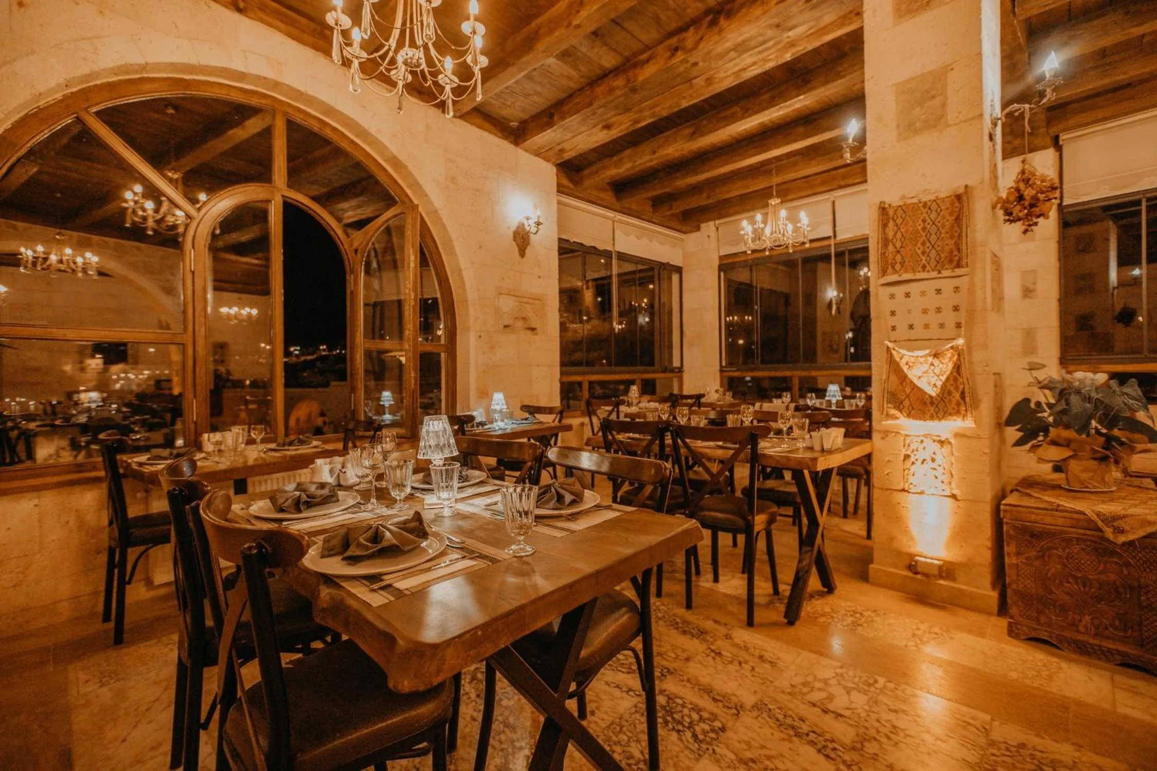 Restaurant/places to eat in Serenus Cave Suites