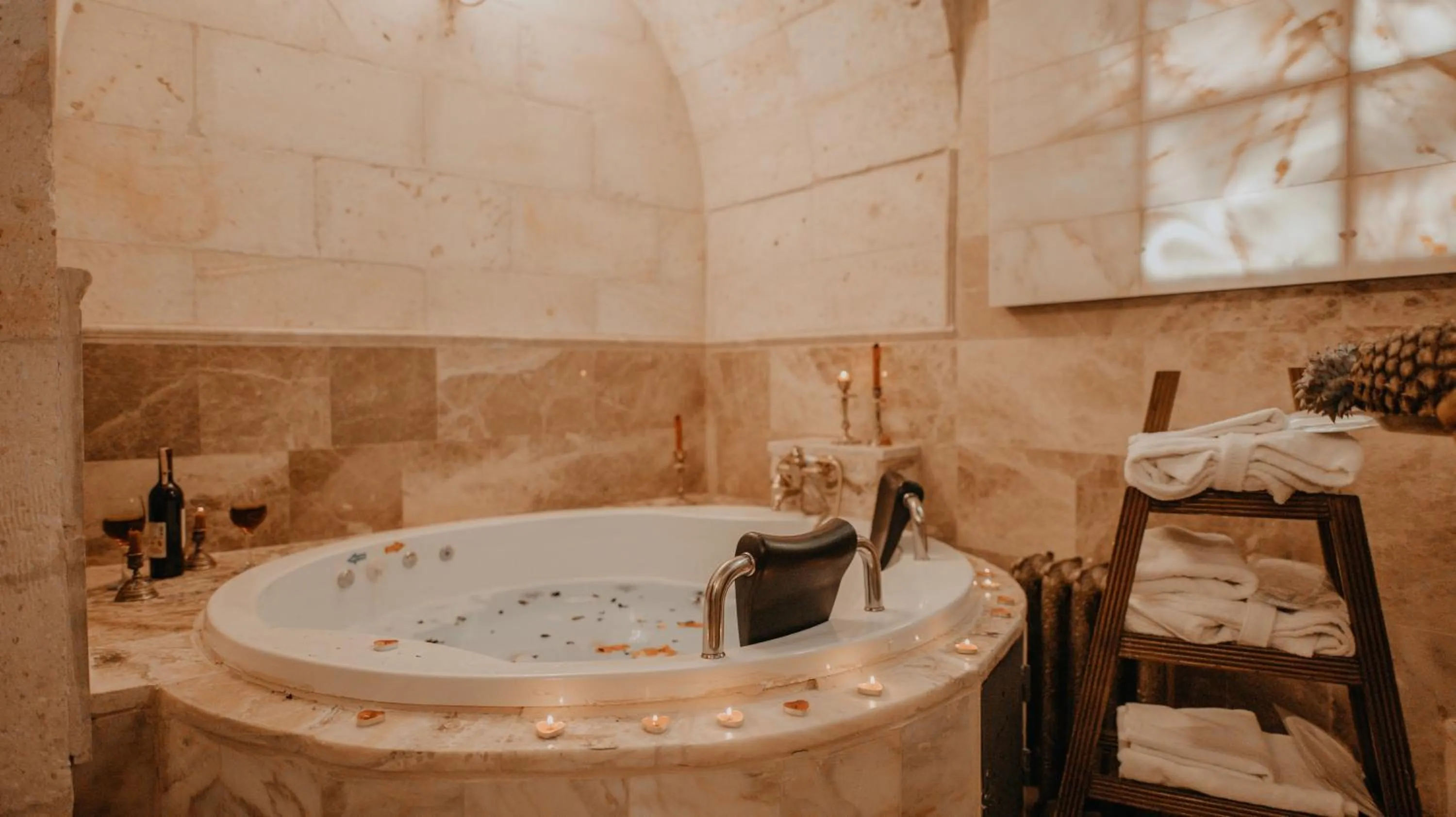 Hot Tub in Serenus Cave Suites