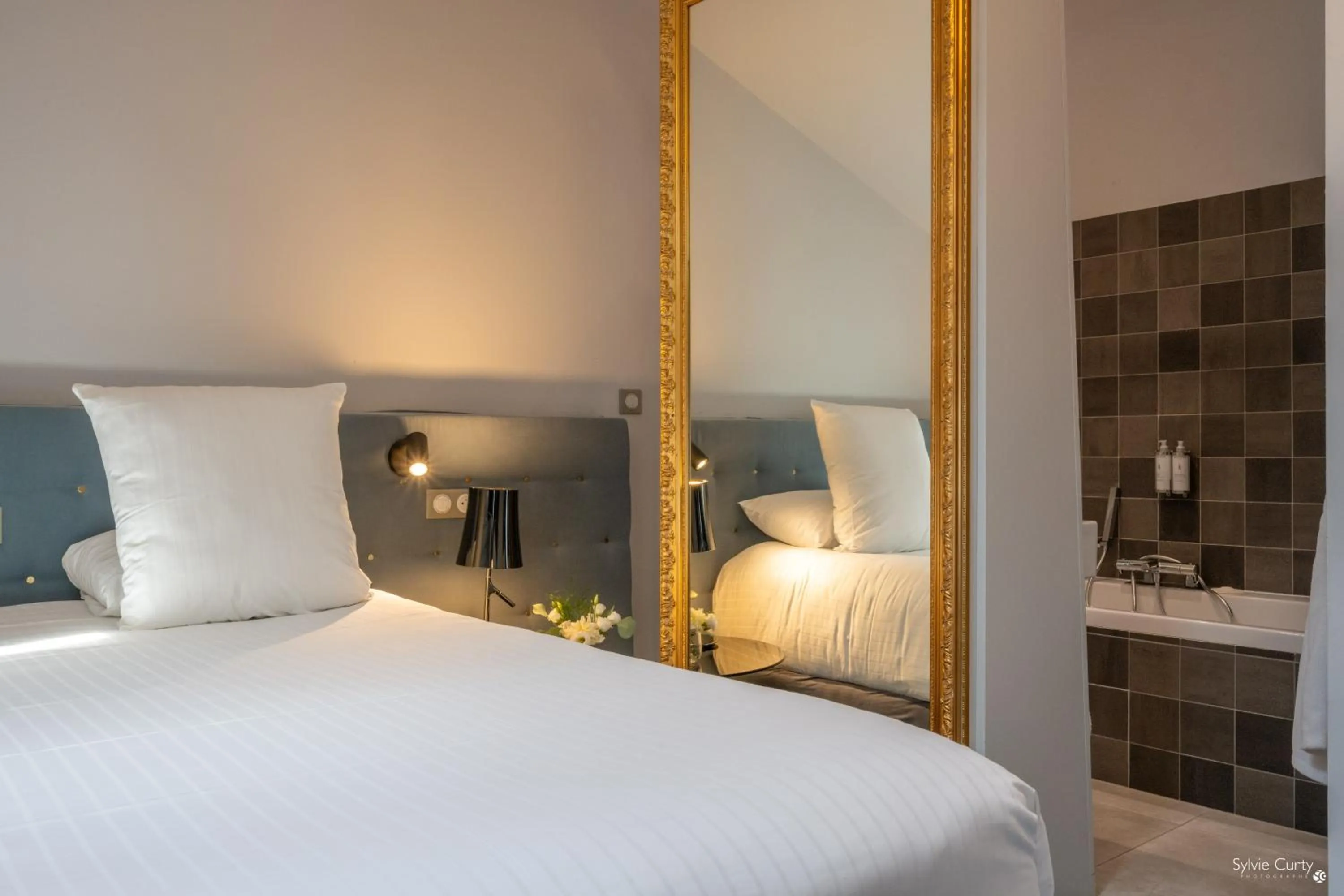 Bed in Hôtel La Monnaie Arty & Spa