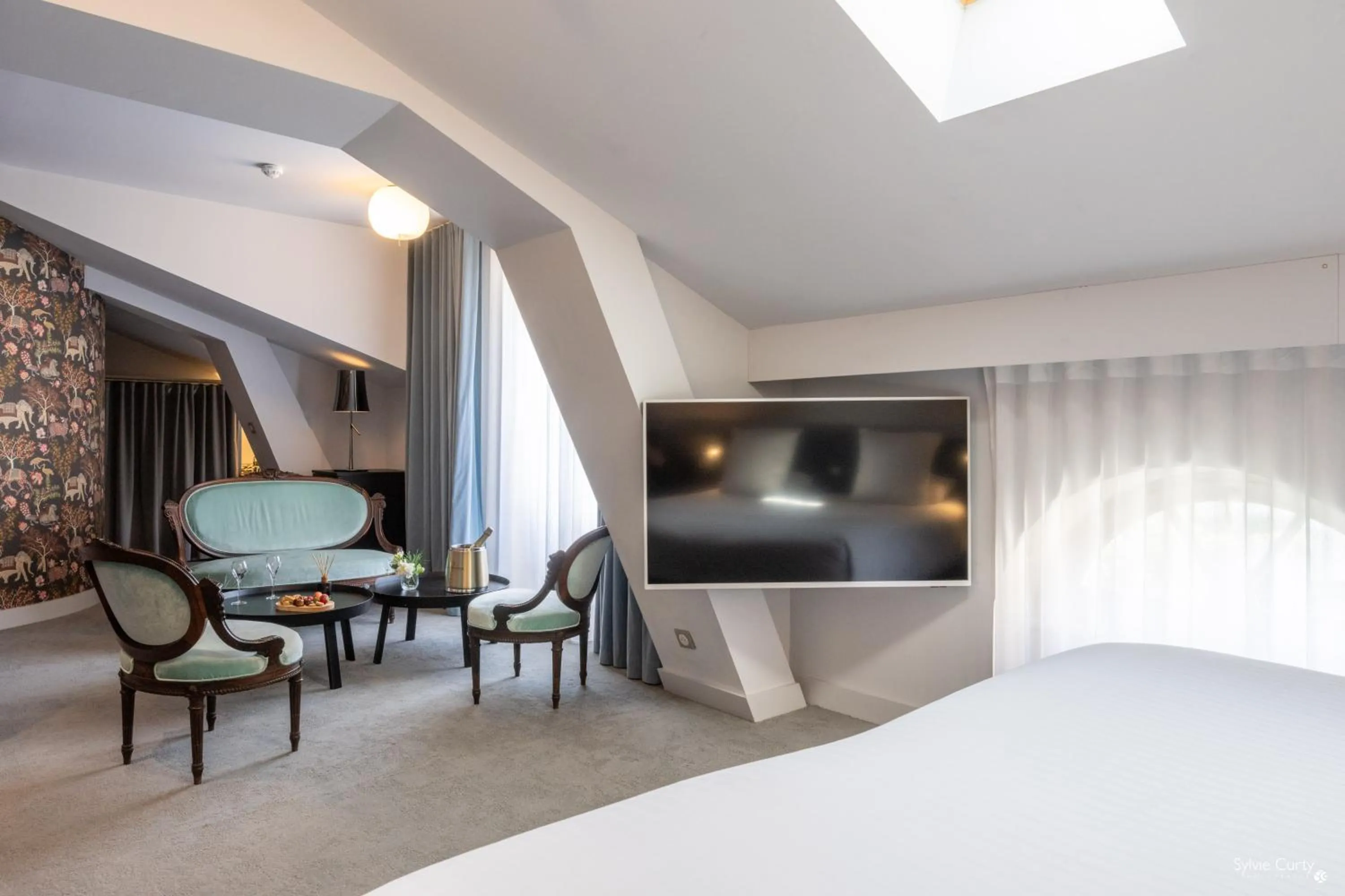 Bed in Hôtel La Monnaie Arty & Spa