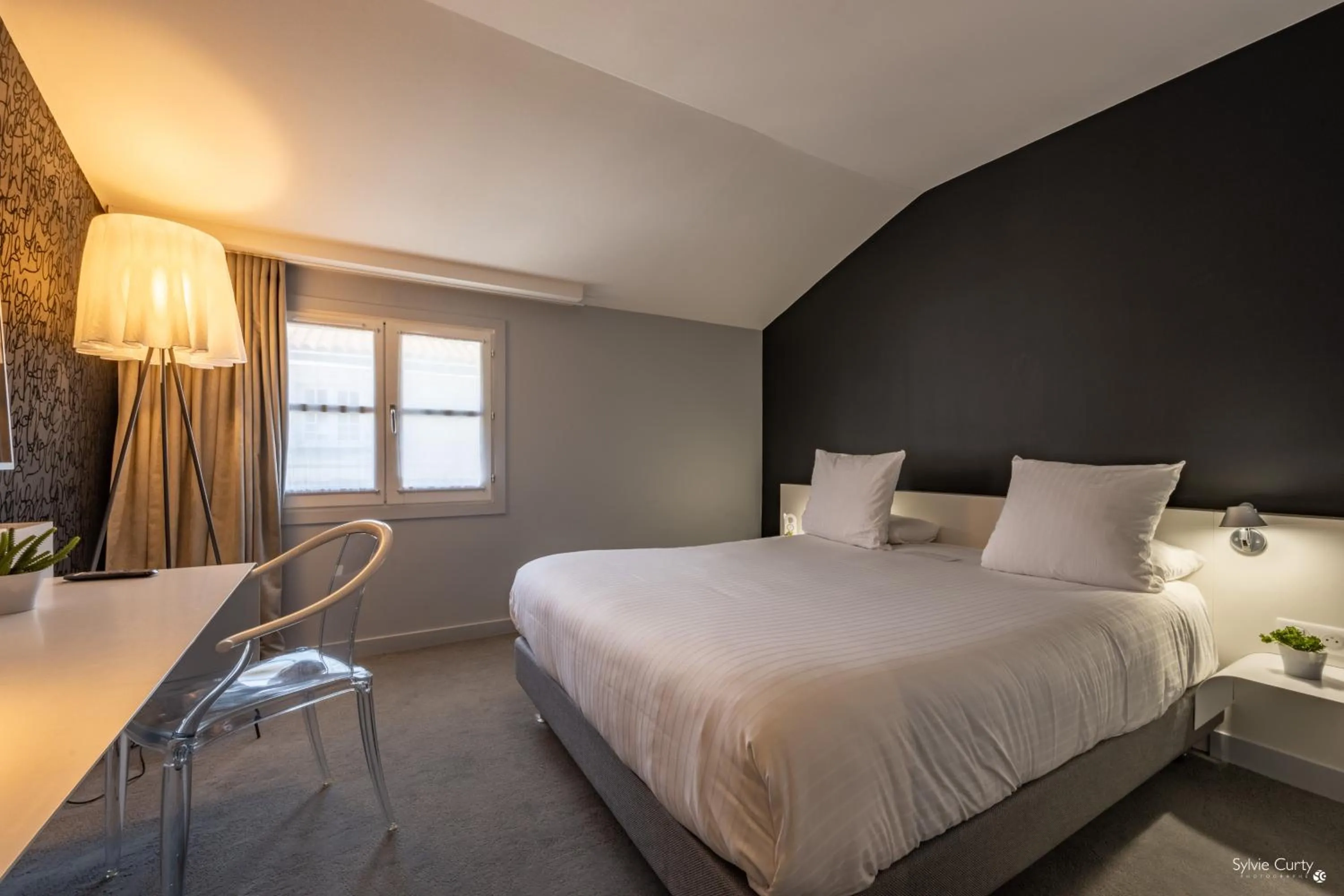 Photo of the whole room, Bed in Hôtel La Monnaie Arty & Spa