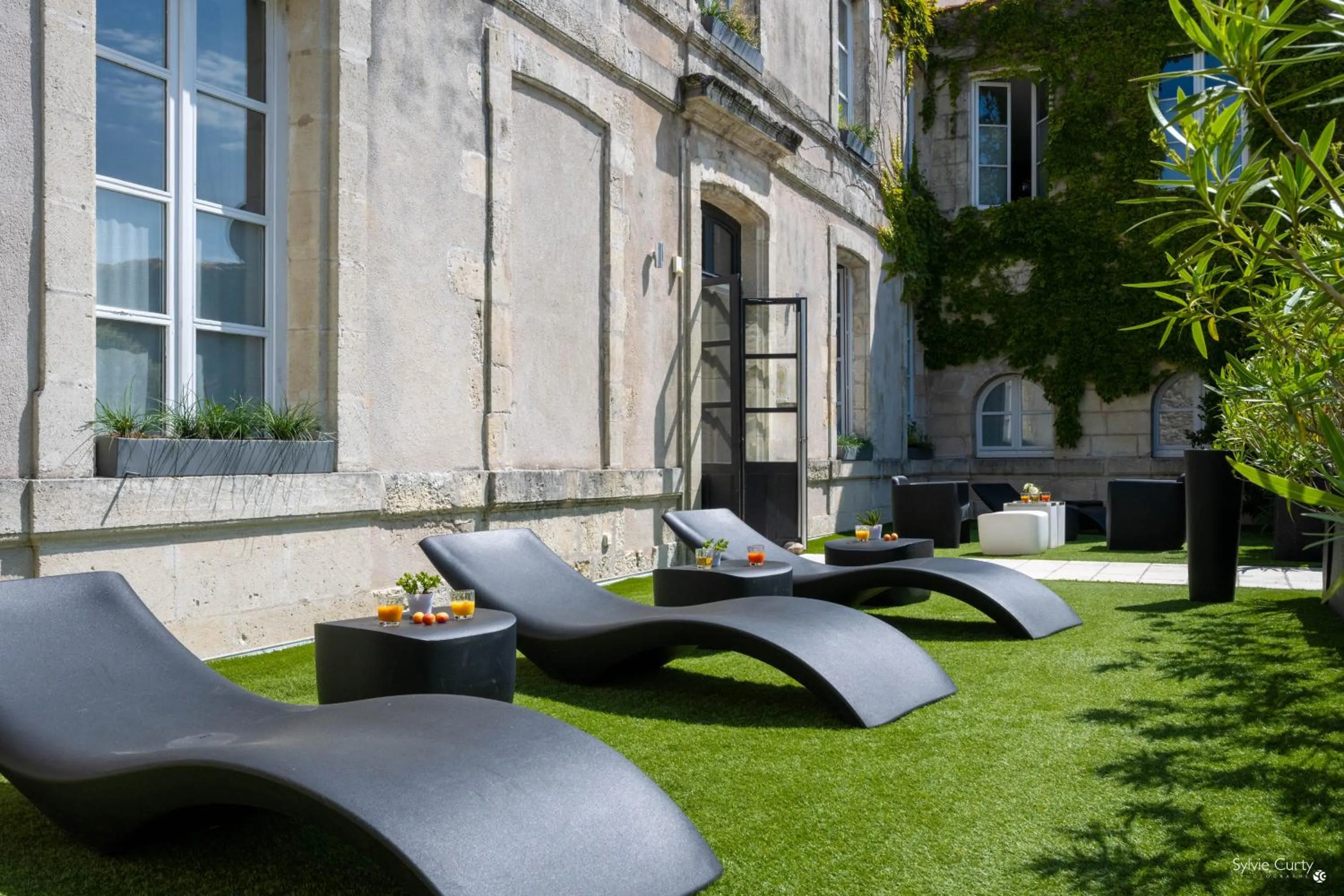 Garden in Hôtel La Monnaie Arty & Spa