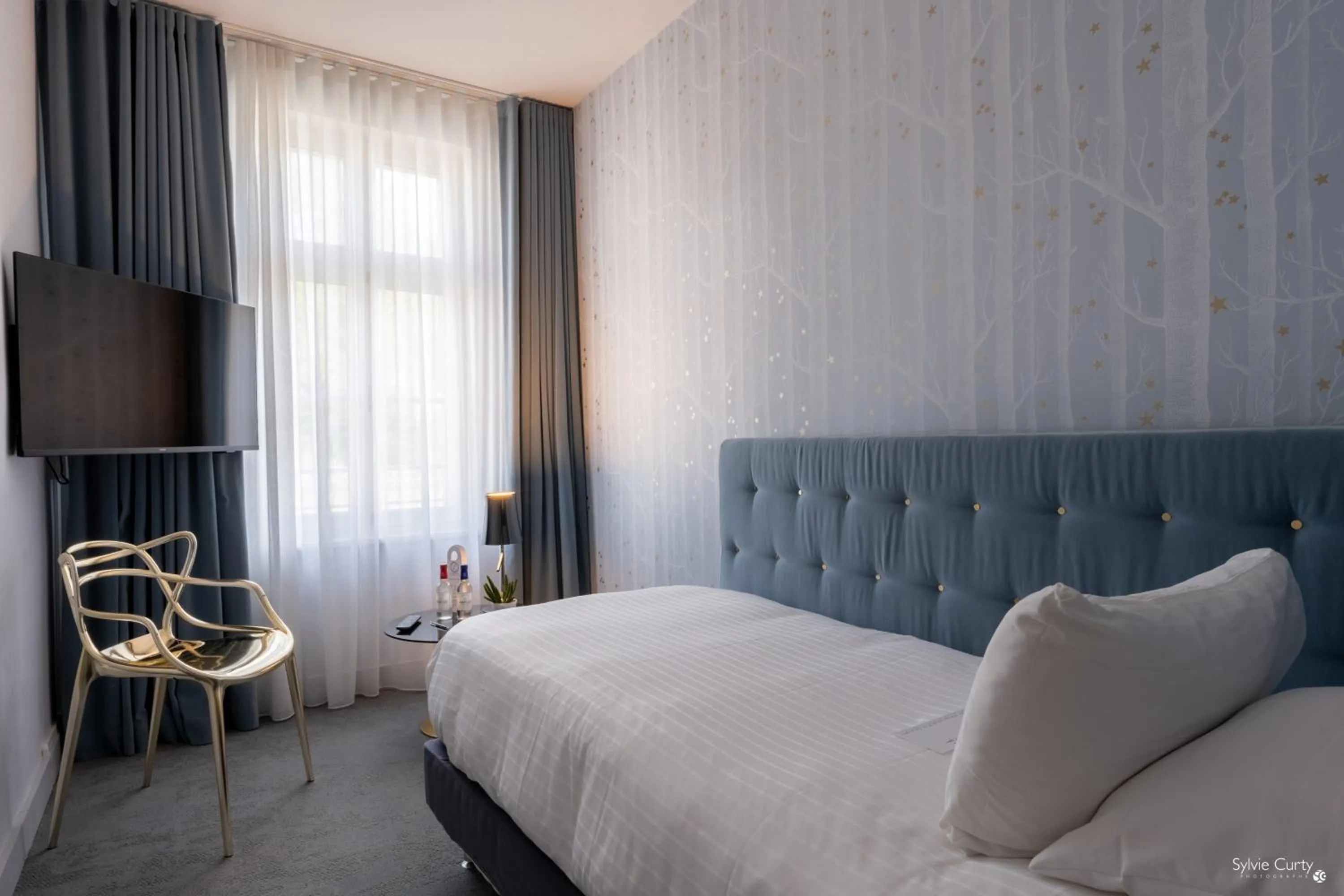 Bed in Hôtel La Monnaie Arty & Spa