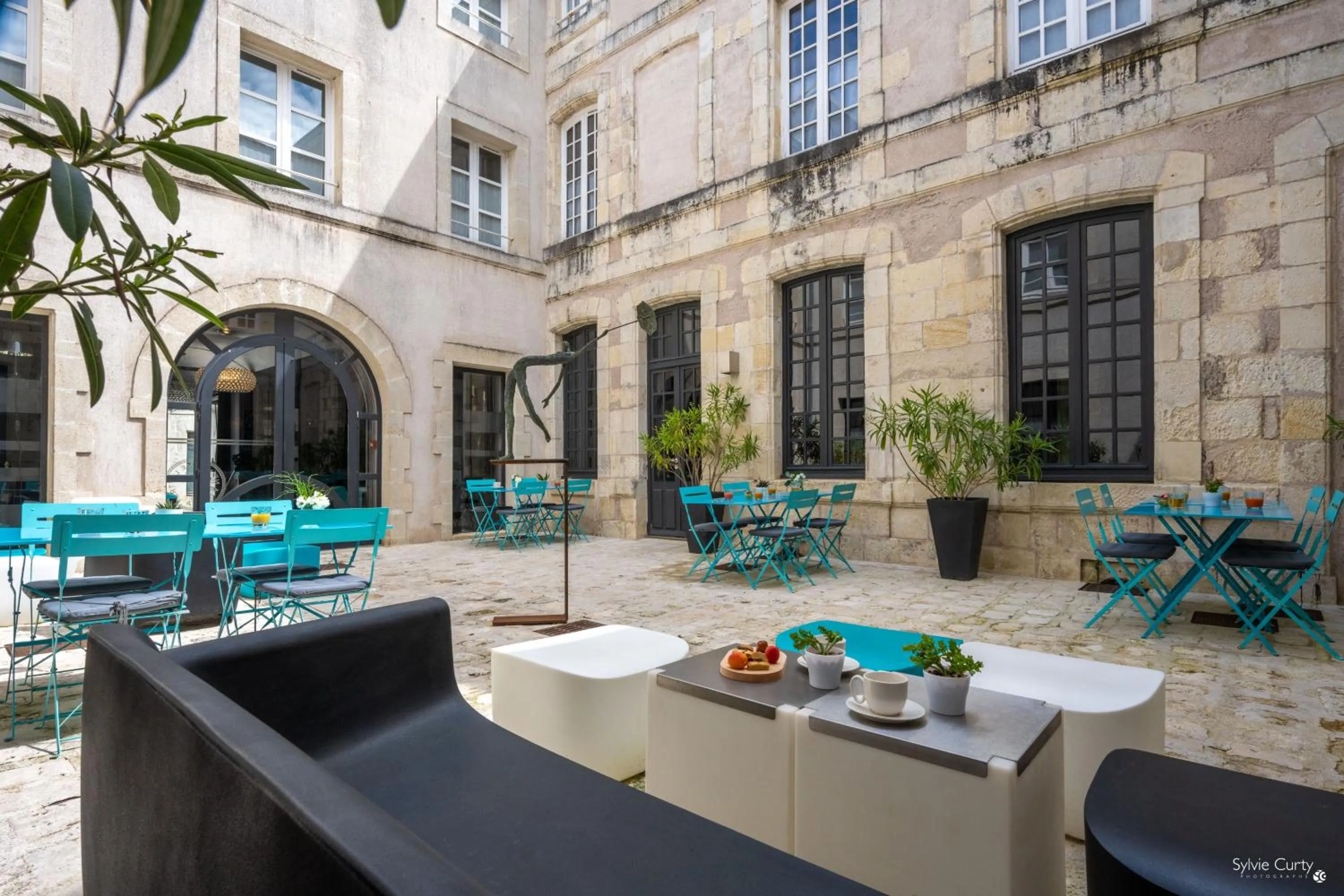 Patio in Hôtel La Monnaie Arty & Spa