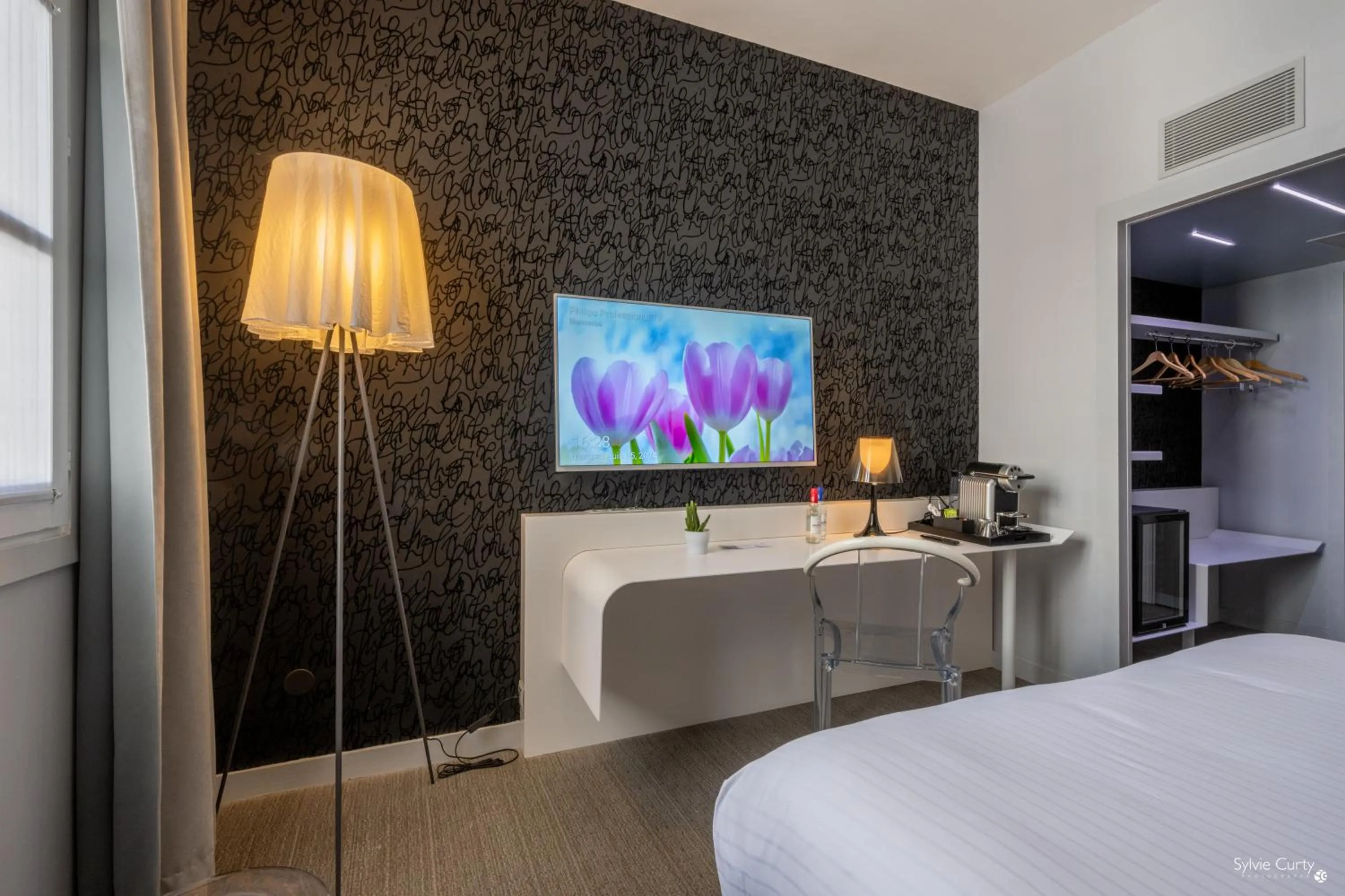 Bed in Hôtel La Monnaie Arty & Spa