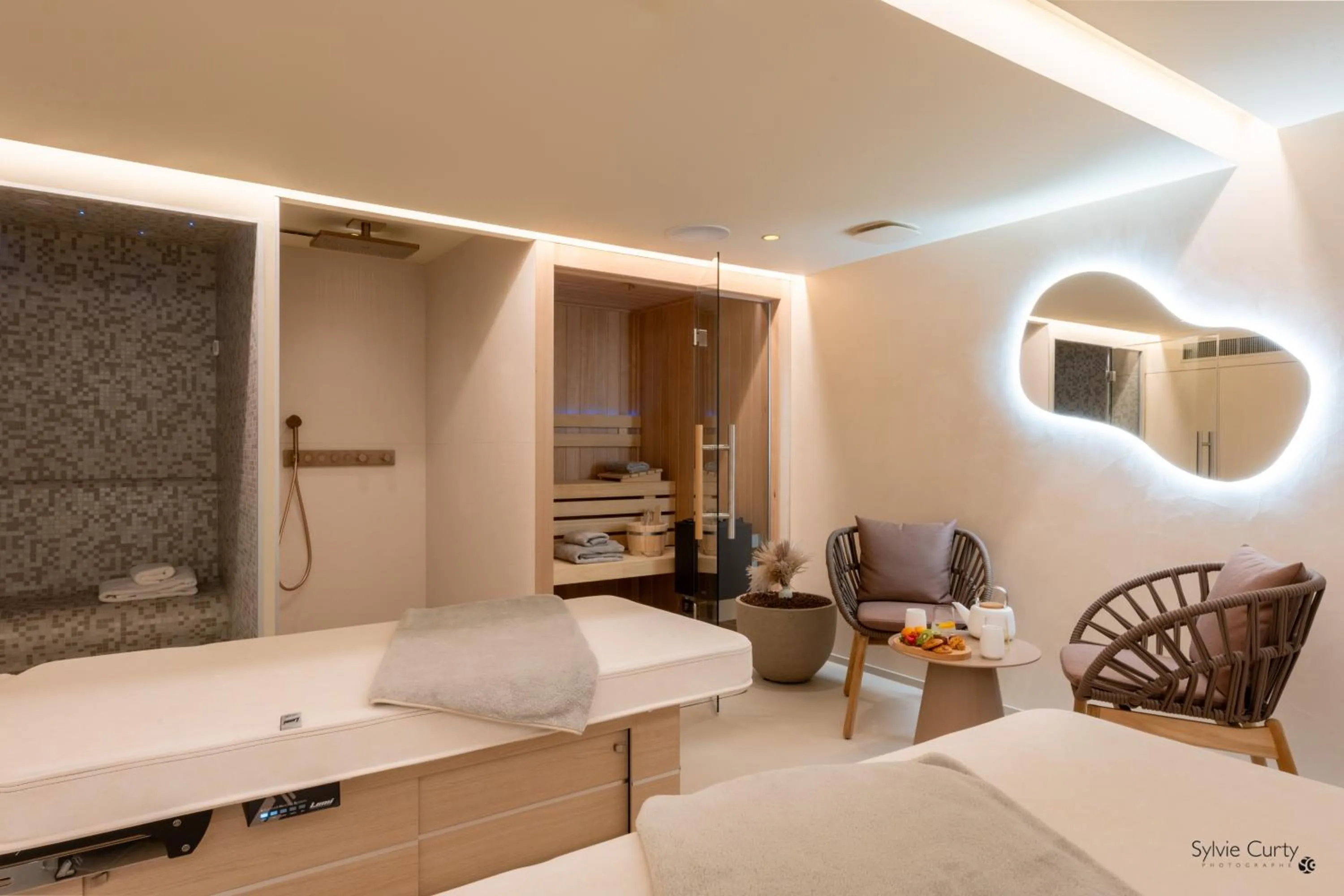 Sauna, Bed in Hôtel La Monnaie Arty & Spa