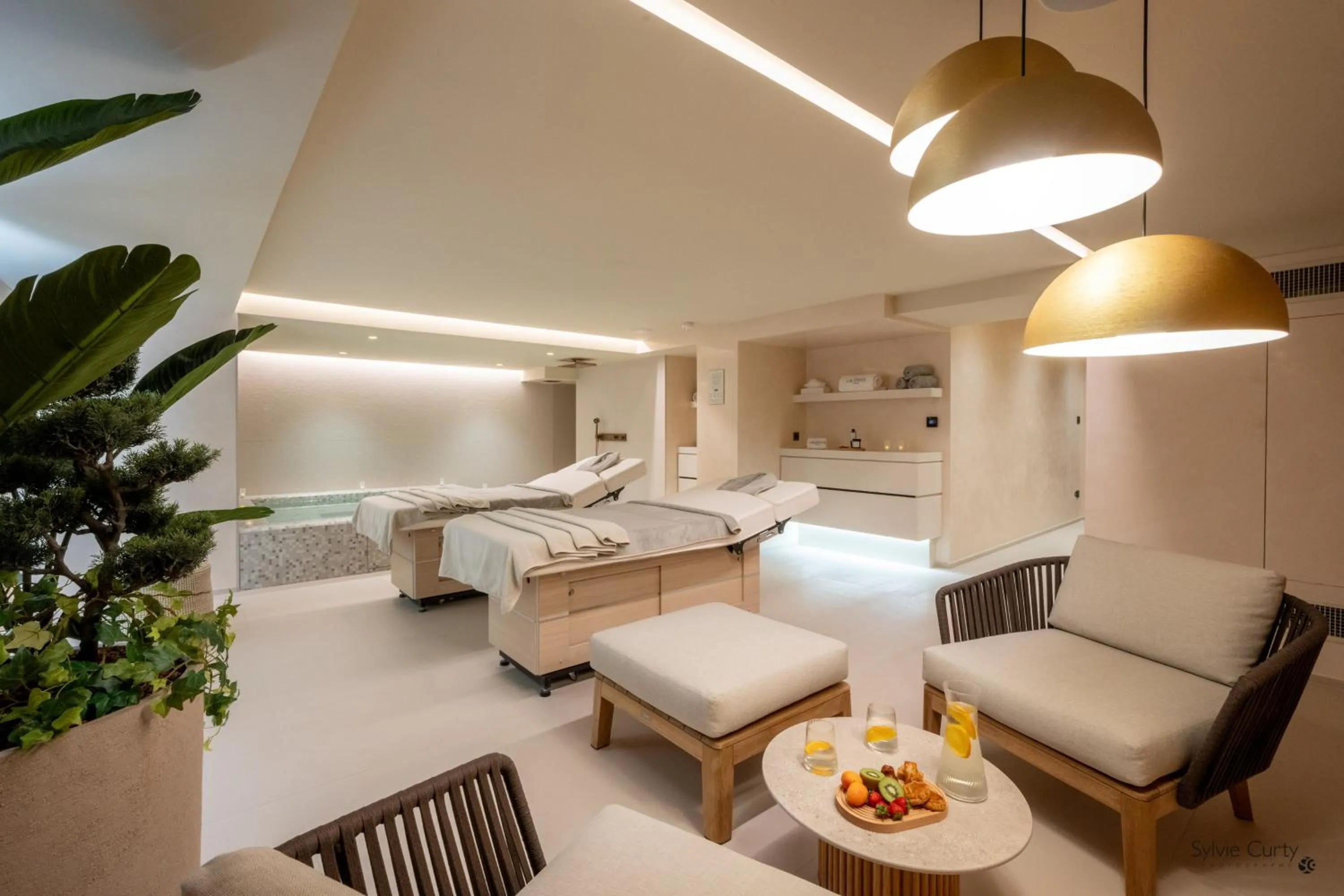 Hot Tub in Hôtel La Monnaie Arty & Spa