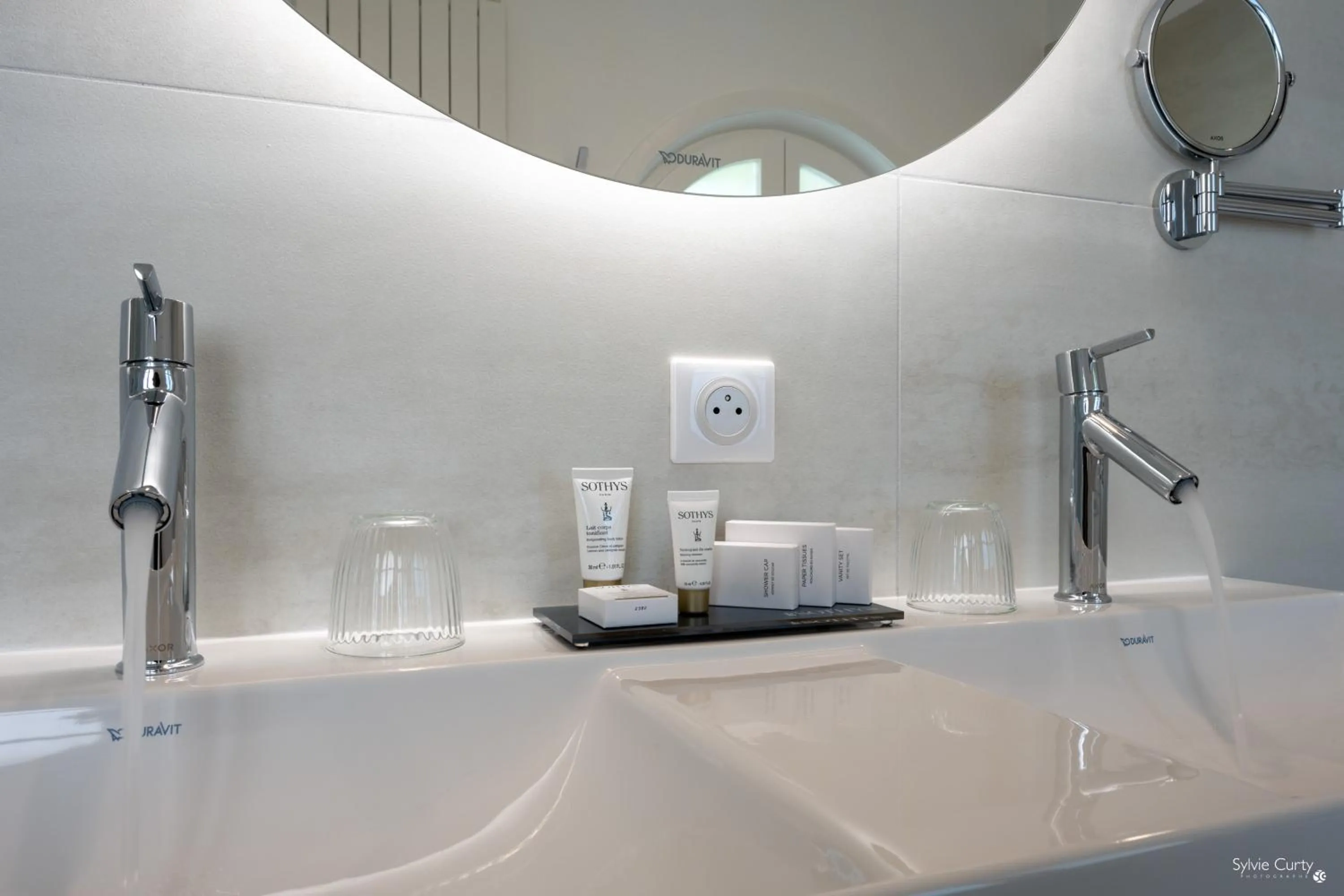 Bathroom in Hôtel La Monnaie Arty & Spa