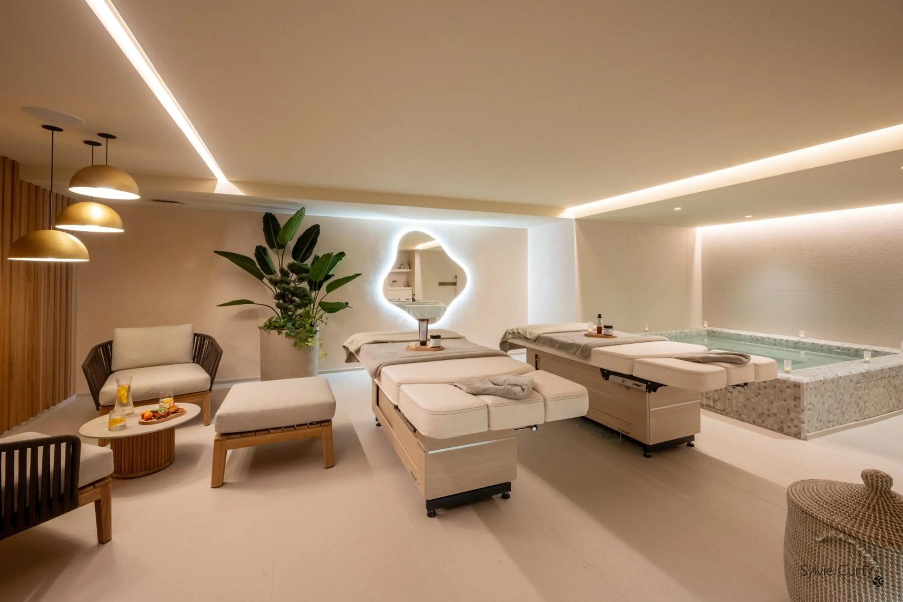 Hot Tub in Hôtel La Monnaie Arty & Spa