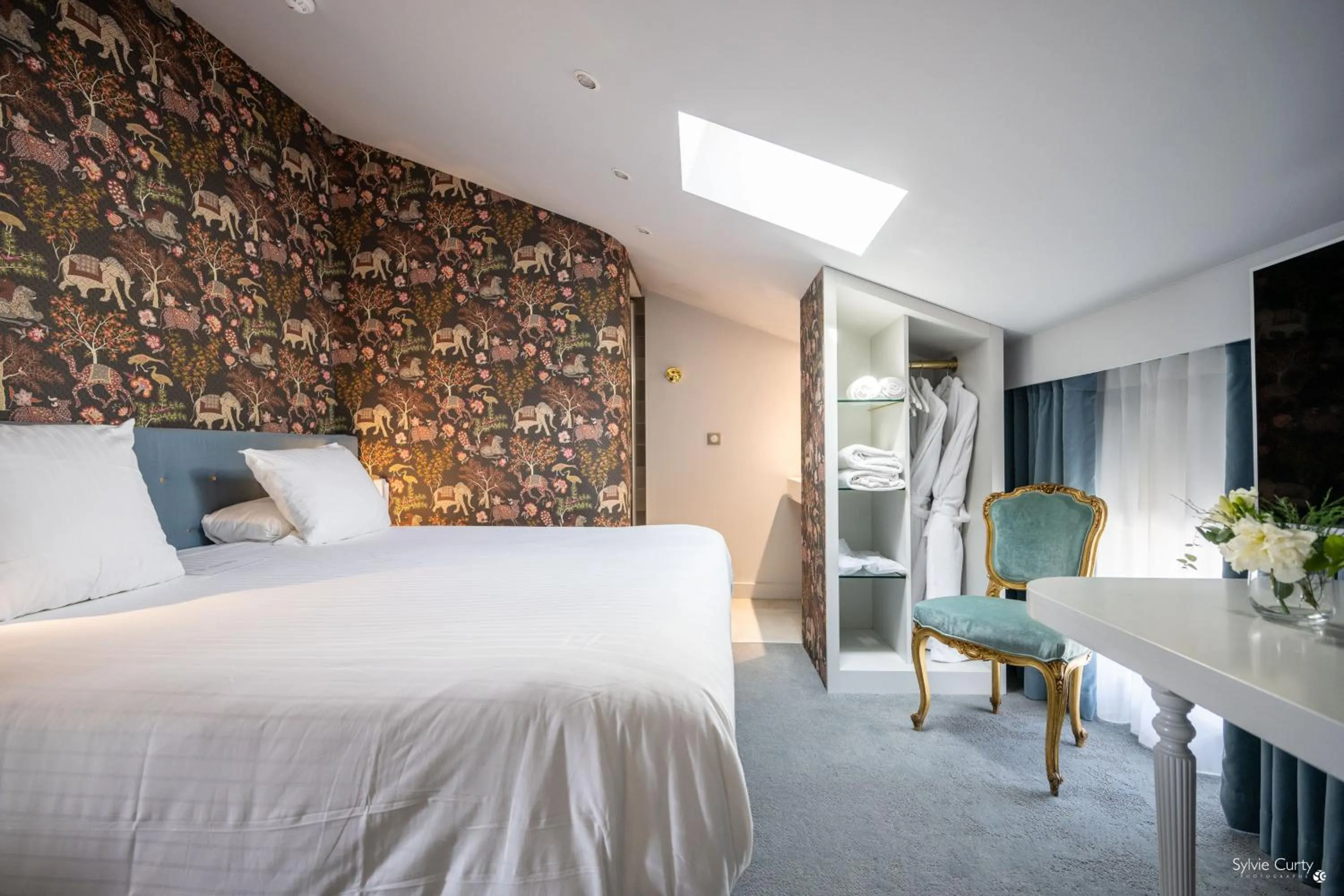 Bed in Hôtel La Monnaie Arty & Spa