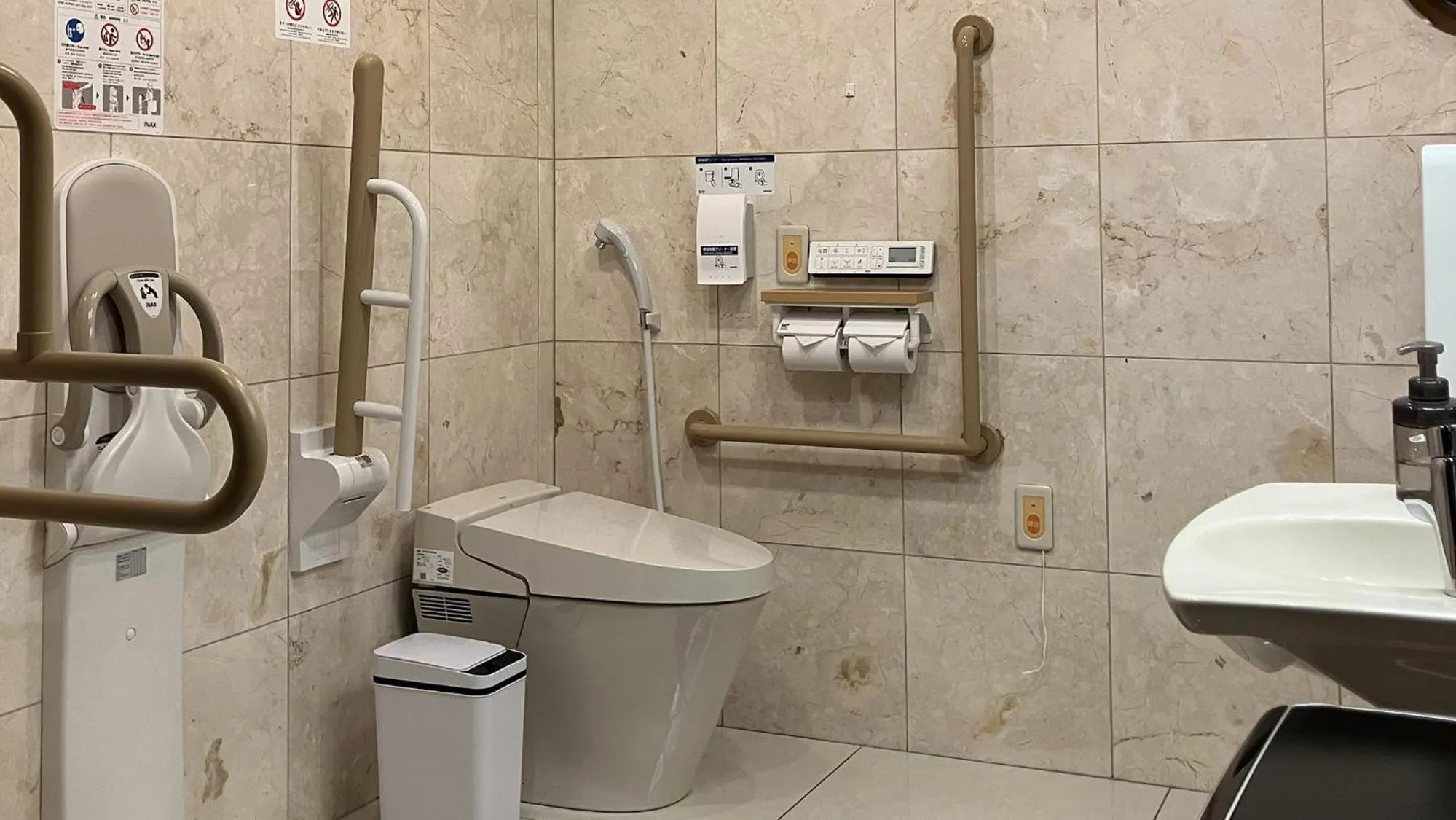 Toilet in Toyoko Inn Hokkaido Shin Hakodate Hokuto eki Minami guchi