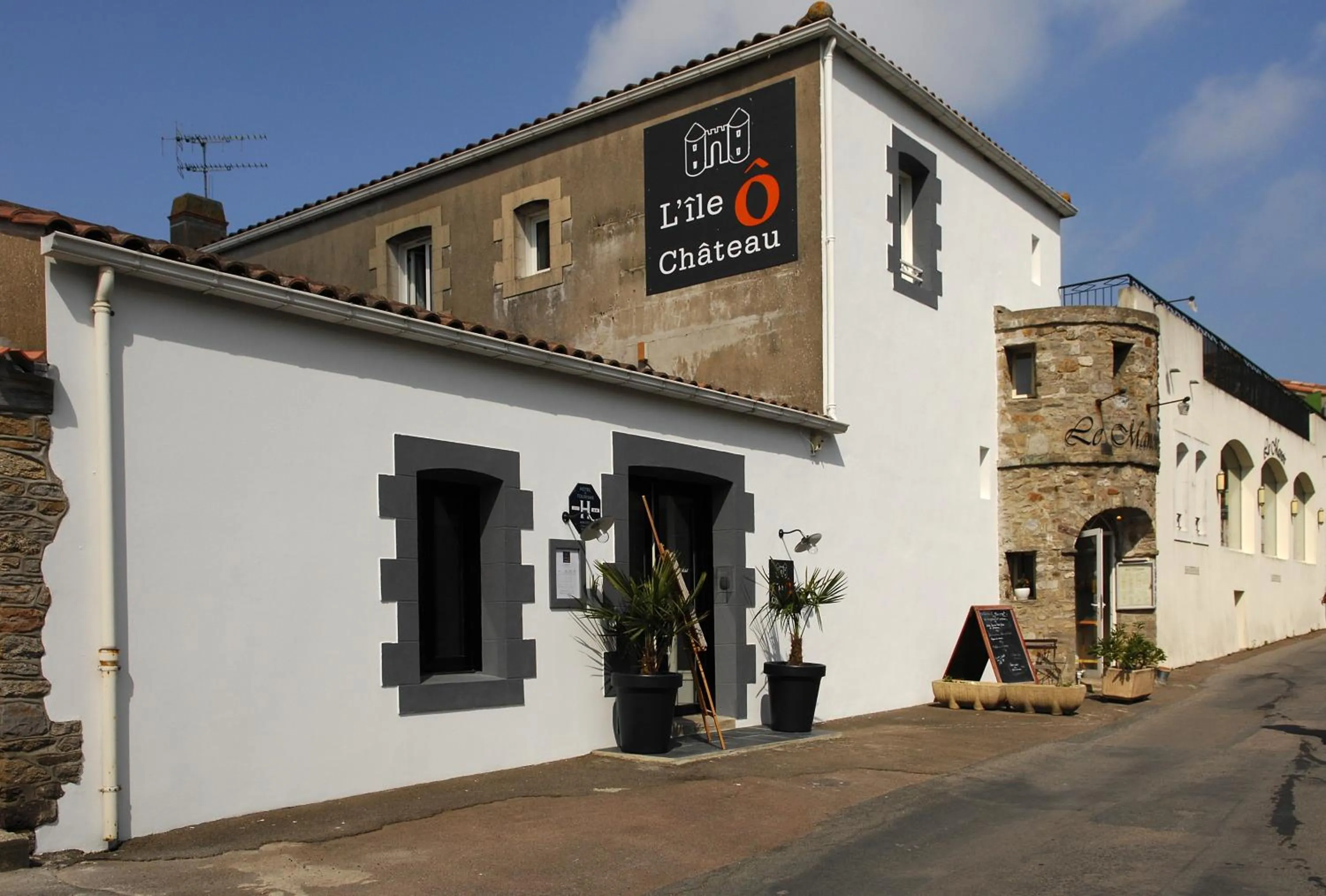 Facade/entrance in L'Île Ô Château
