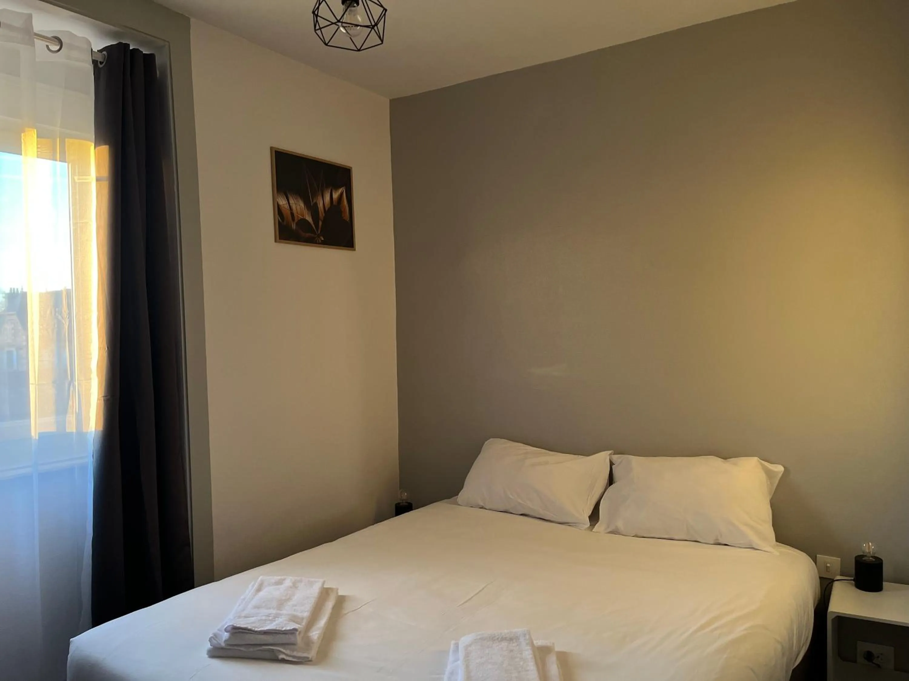 Bedroom, Bed in Brit Hotel L'Arrivée Guingamp