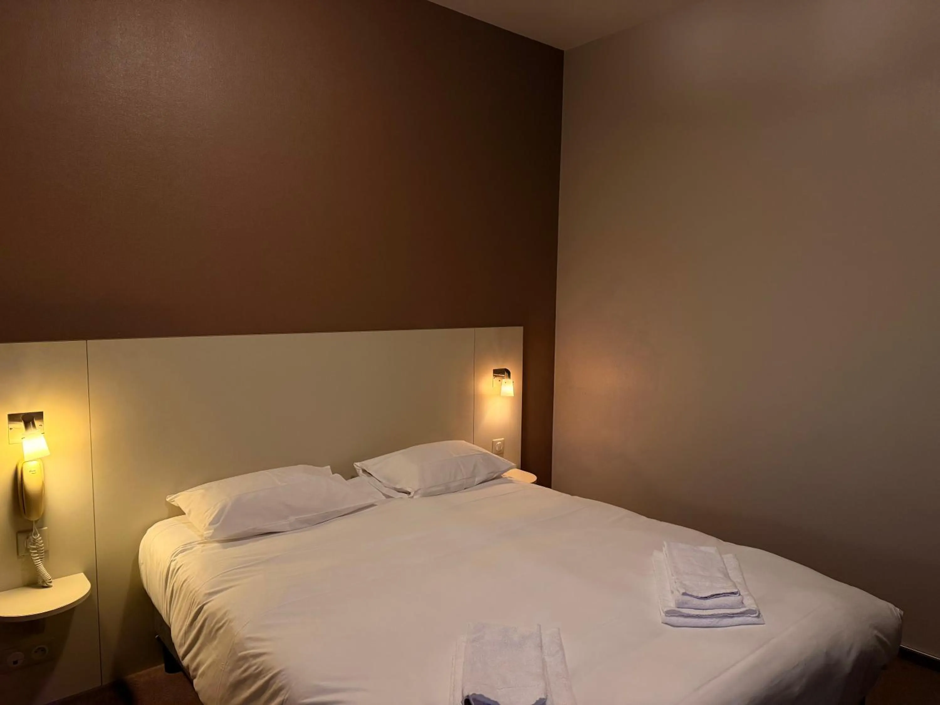 Bedroom, Bed in Brit Hotel L'Arrivée Guingamp