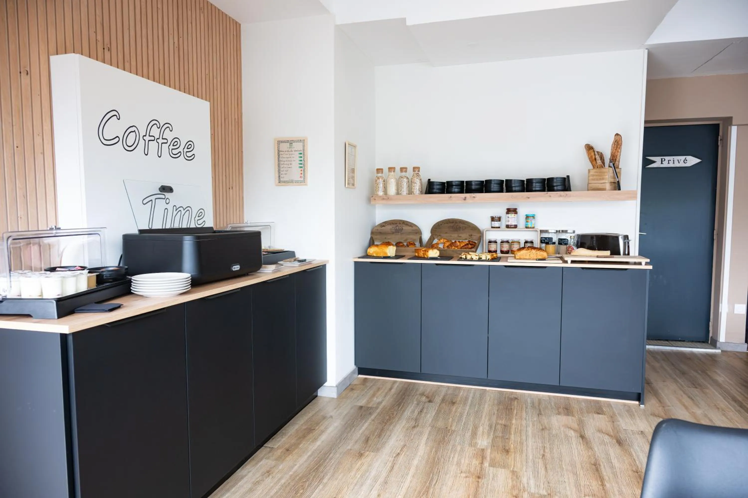 Buffet breakfast in Brit Hotel L'Arrivée Guingamp