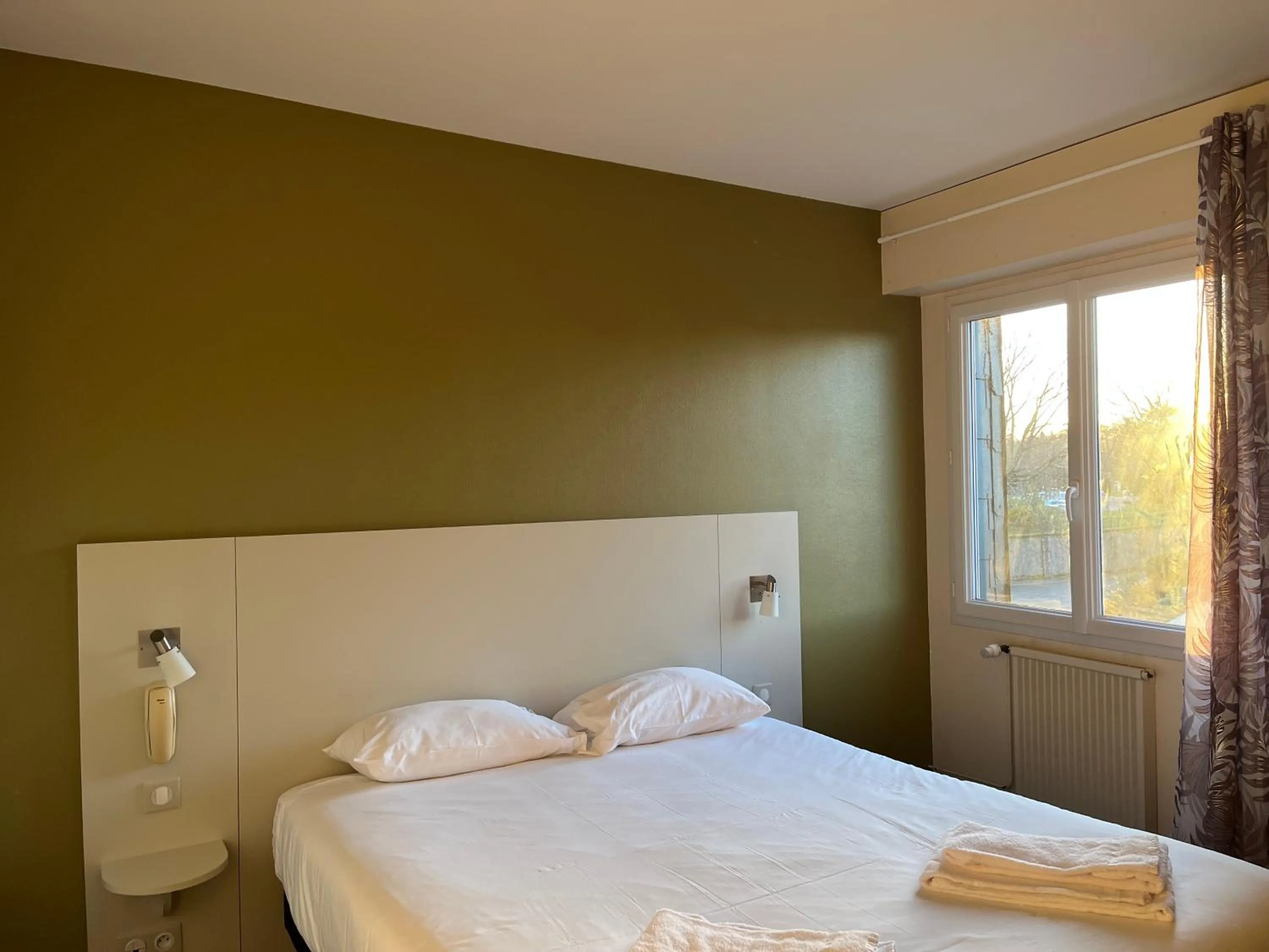 Bedroom, Bed in Brit Hotel L'Arrivée Guingamp