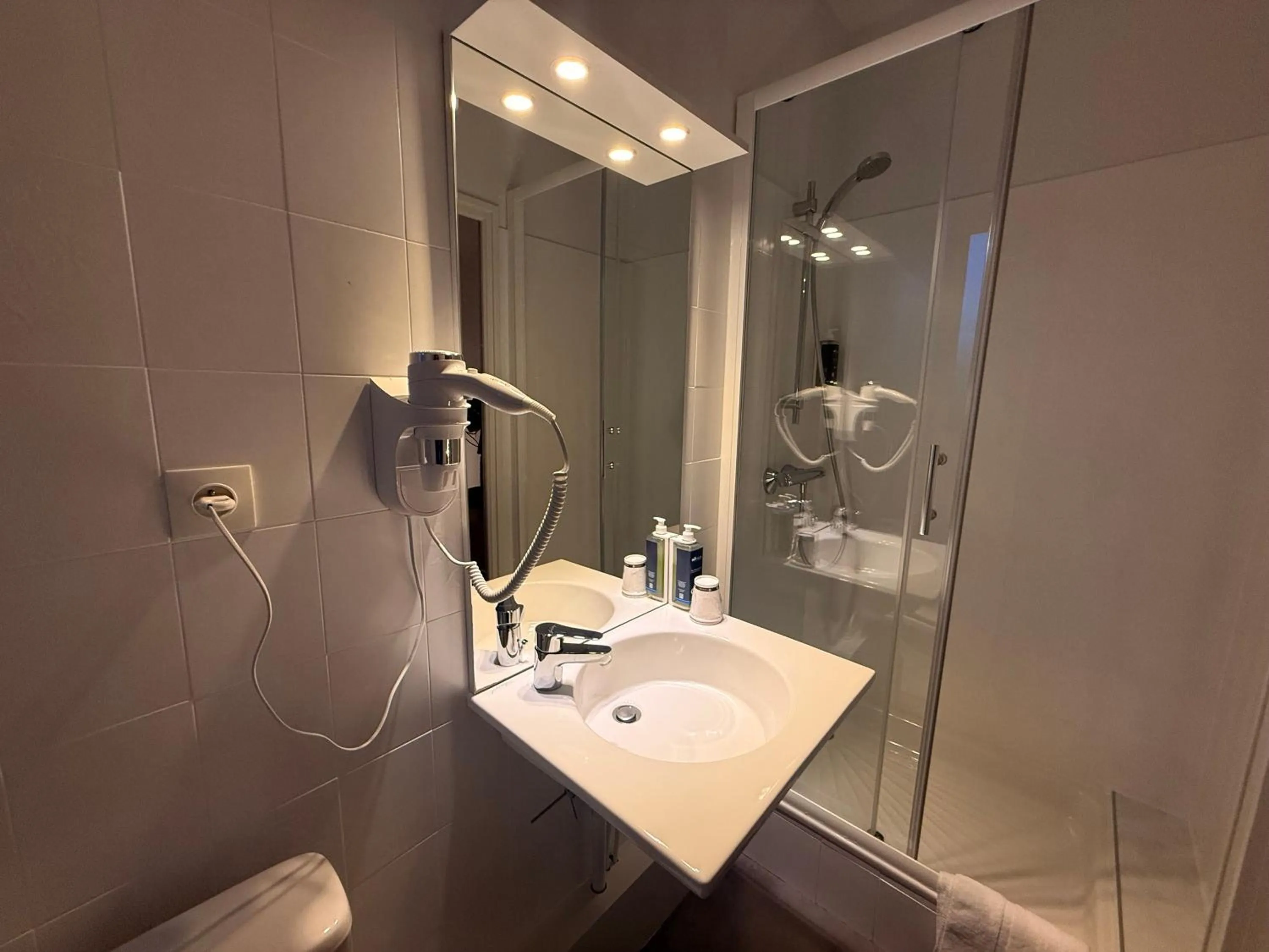 Shower in Brit Hotel L'Arrivée Guingamp