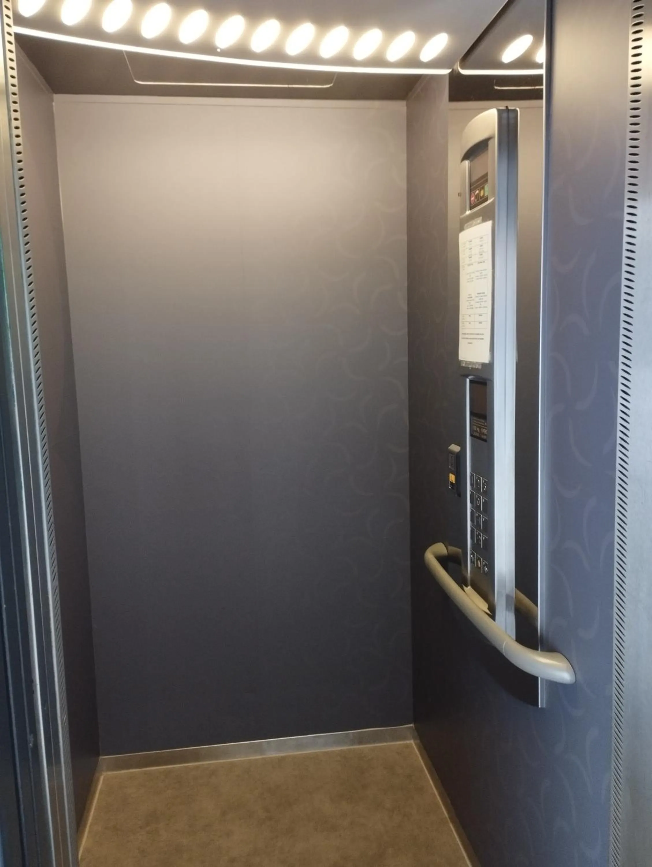 elevator in Brit Hotel L'Arrivée Guingamp