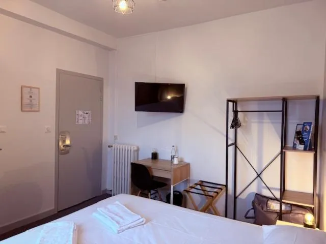 Bedroom, Bed in Brit Hotel L'Arrivée Guingamp