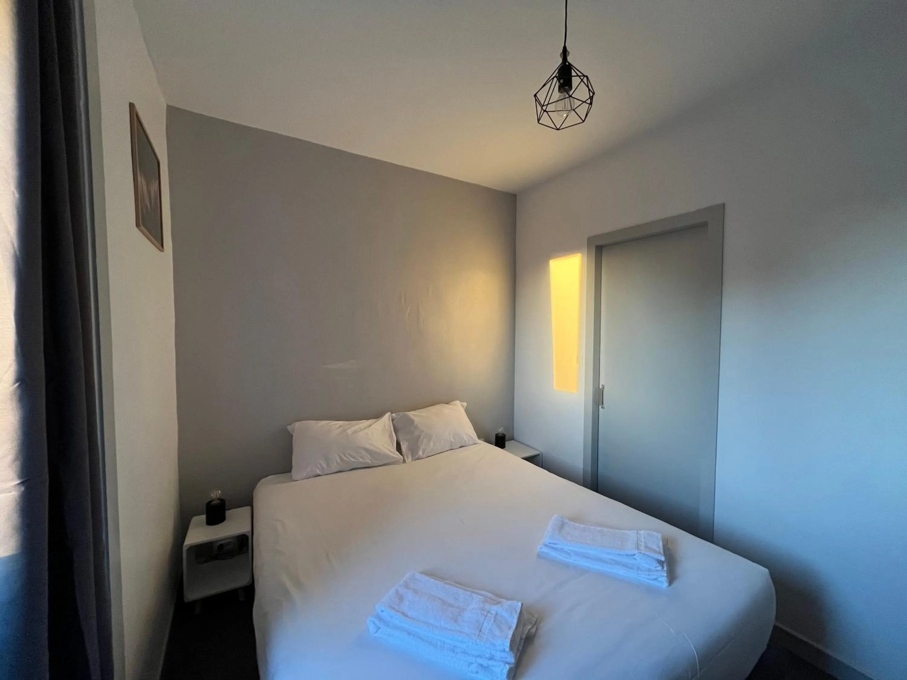 Bedroom, Bed in Brit Hotel L'Arrivée Guingamp