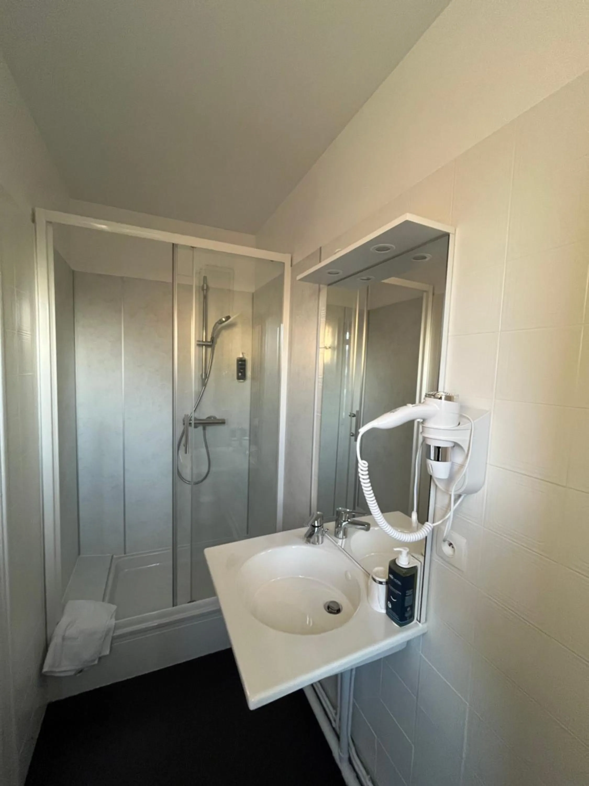 Shower in Brit Hotel L'Arrivée Guingamp