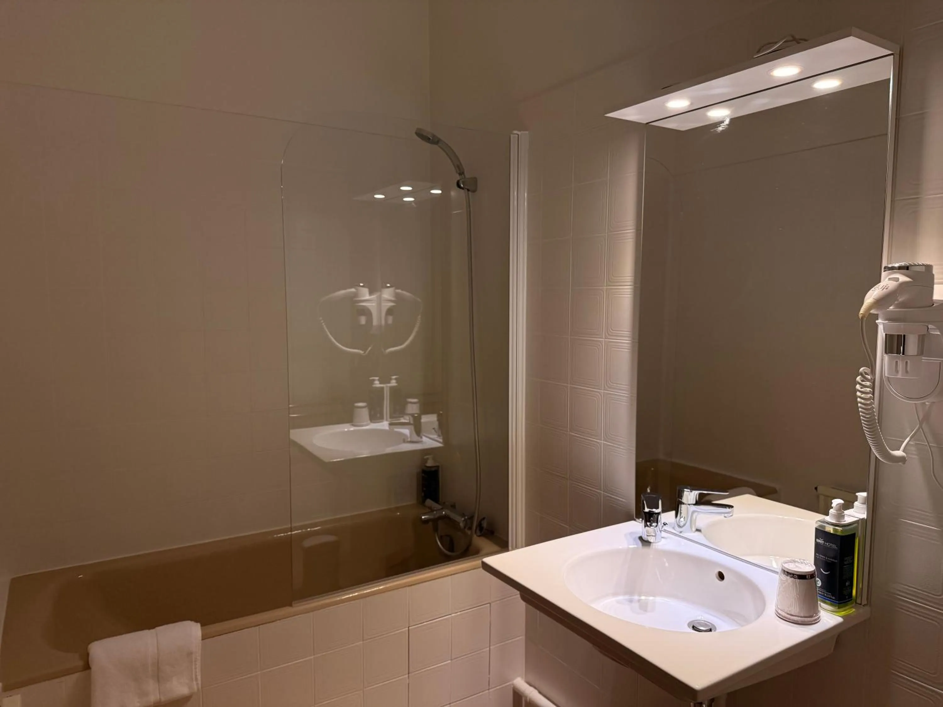 Bathroom in Brit Hotel L'Arrivée Guingamp