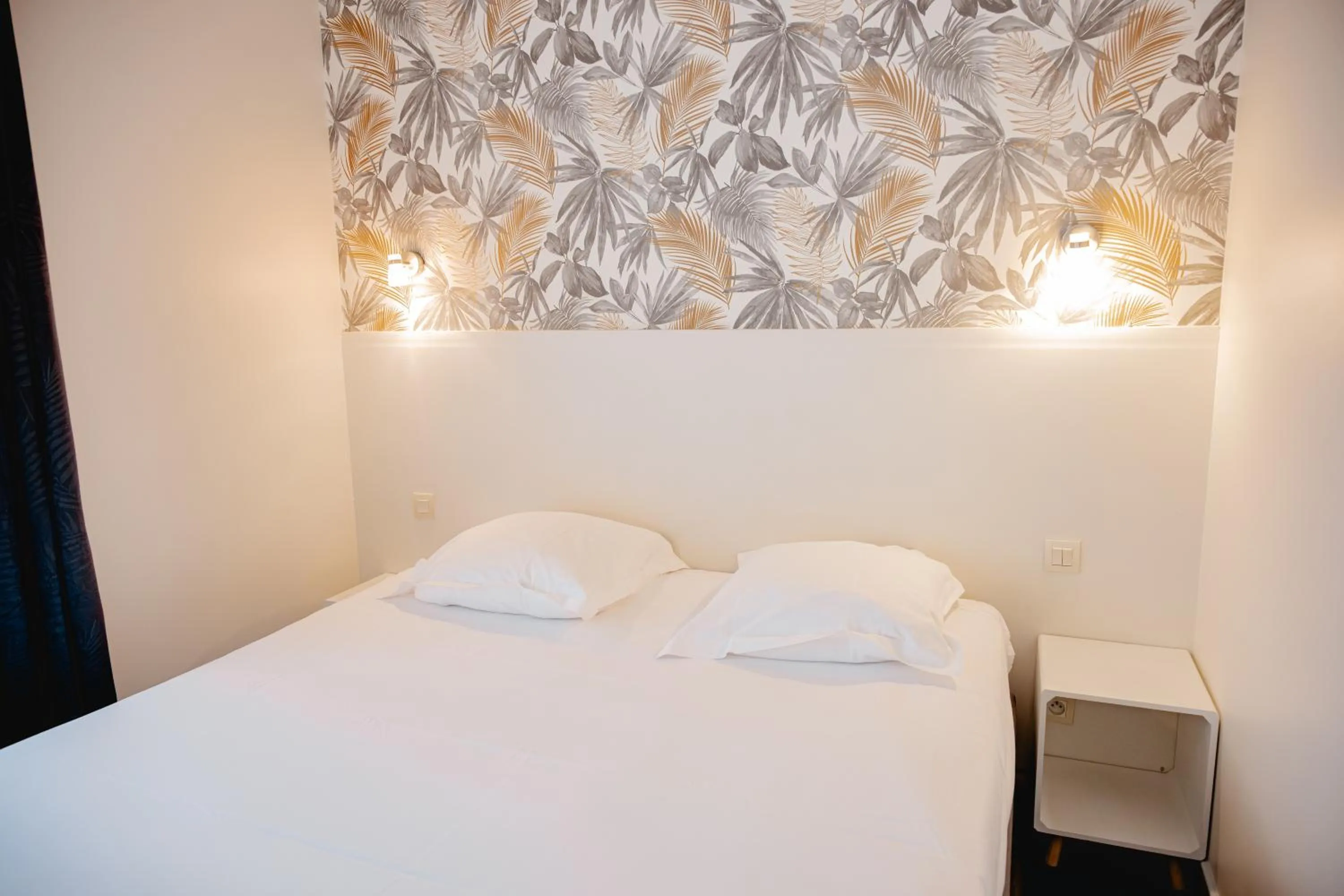 Bedroom, Bed in Brit Hotel L'Arrivée Guingamp