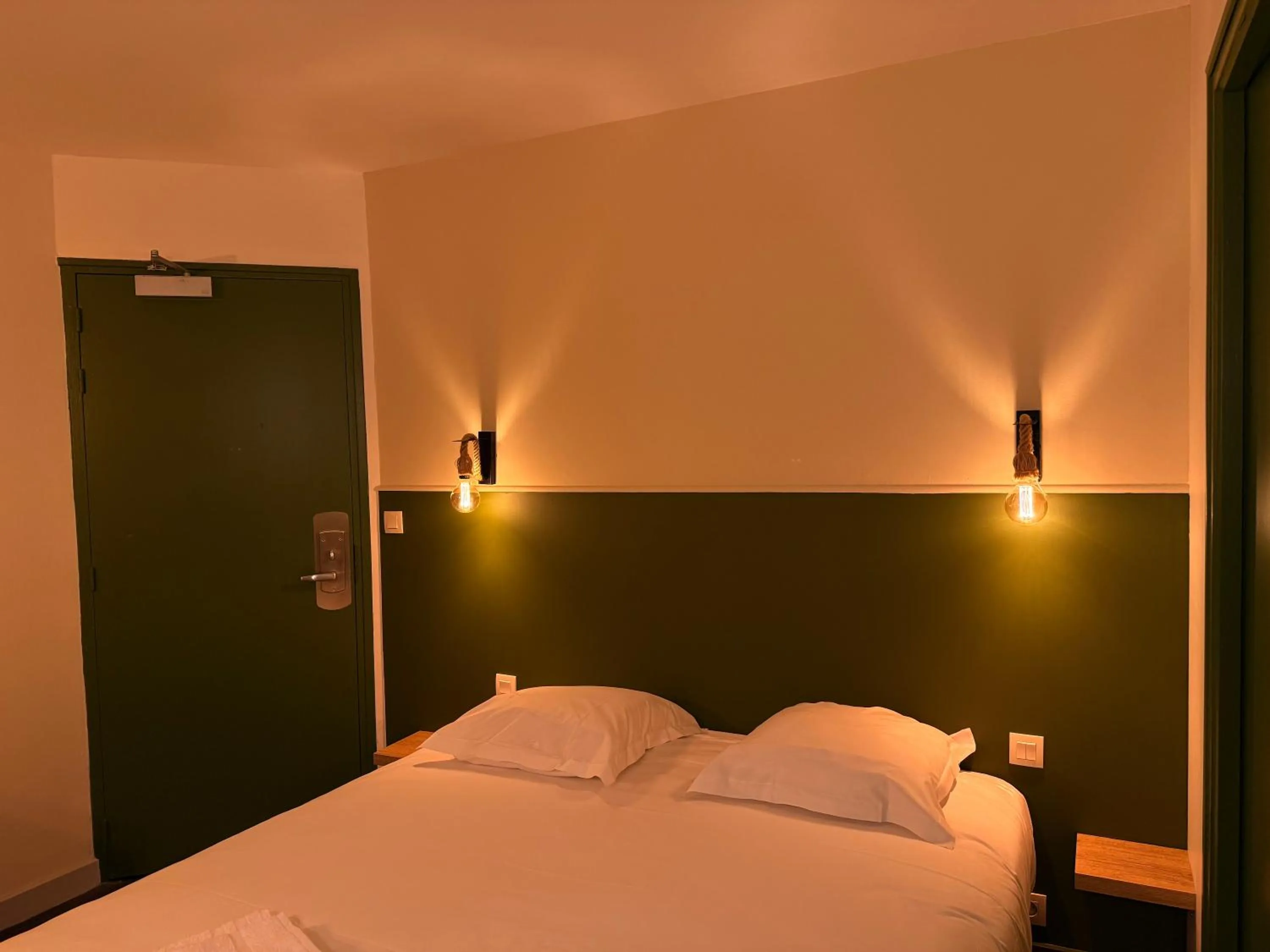 Bed in Brit Hotel L'Arrivée Guingamp